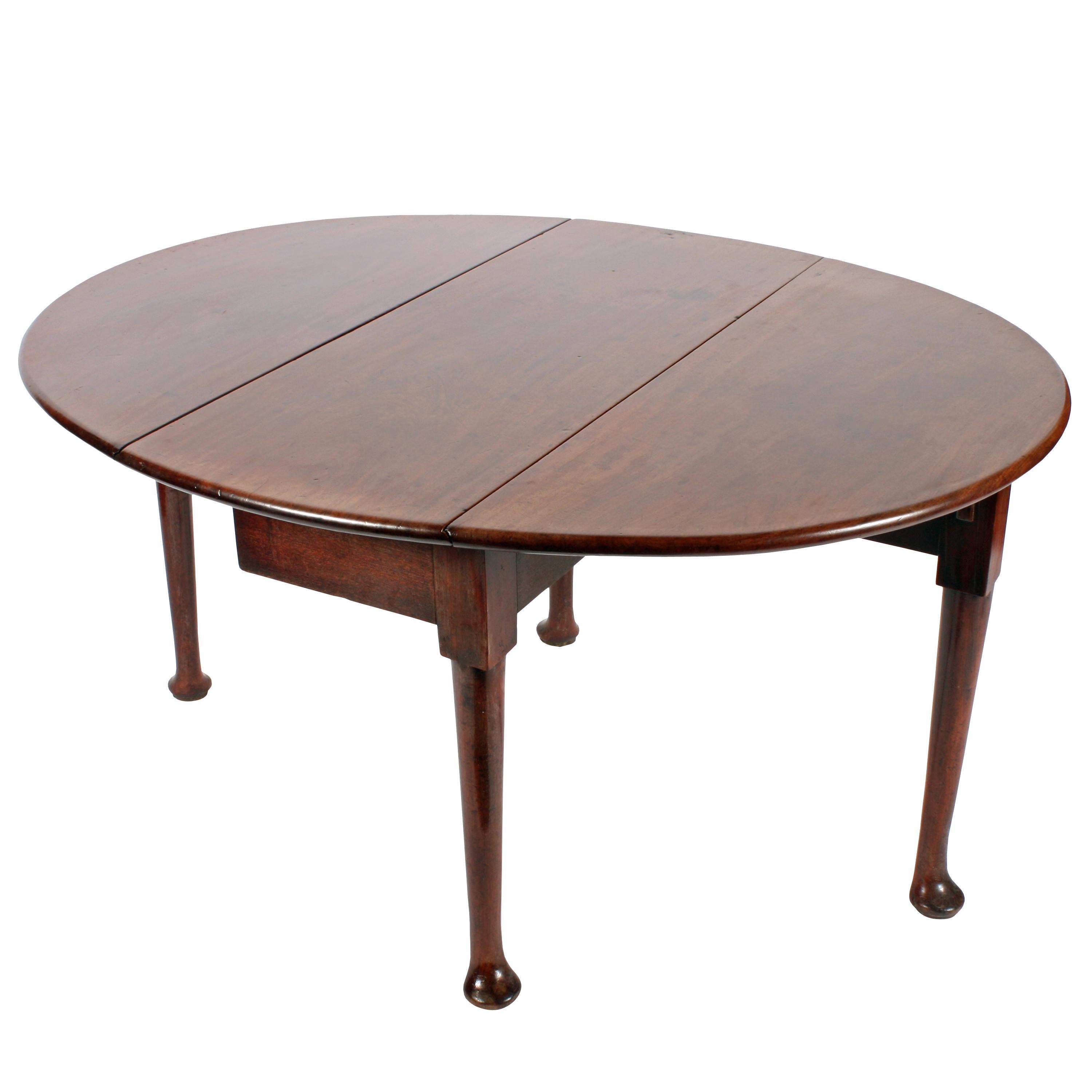 18th century pad foot drop-leaf table


An 18th century Georgian mahogany oval shaped drop-leaf dining table.

The table stands on four tapering turned legs with pad feet and one leg to each side gates open to support the leaves.

The table