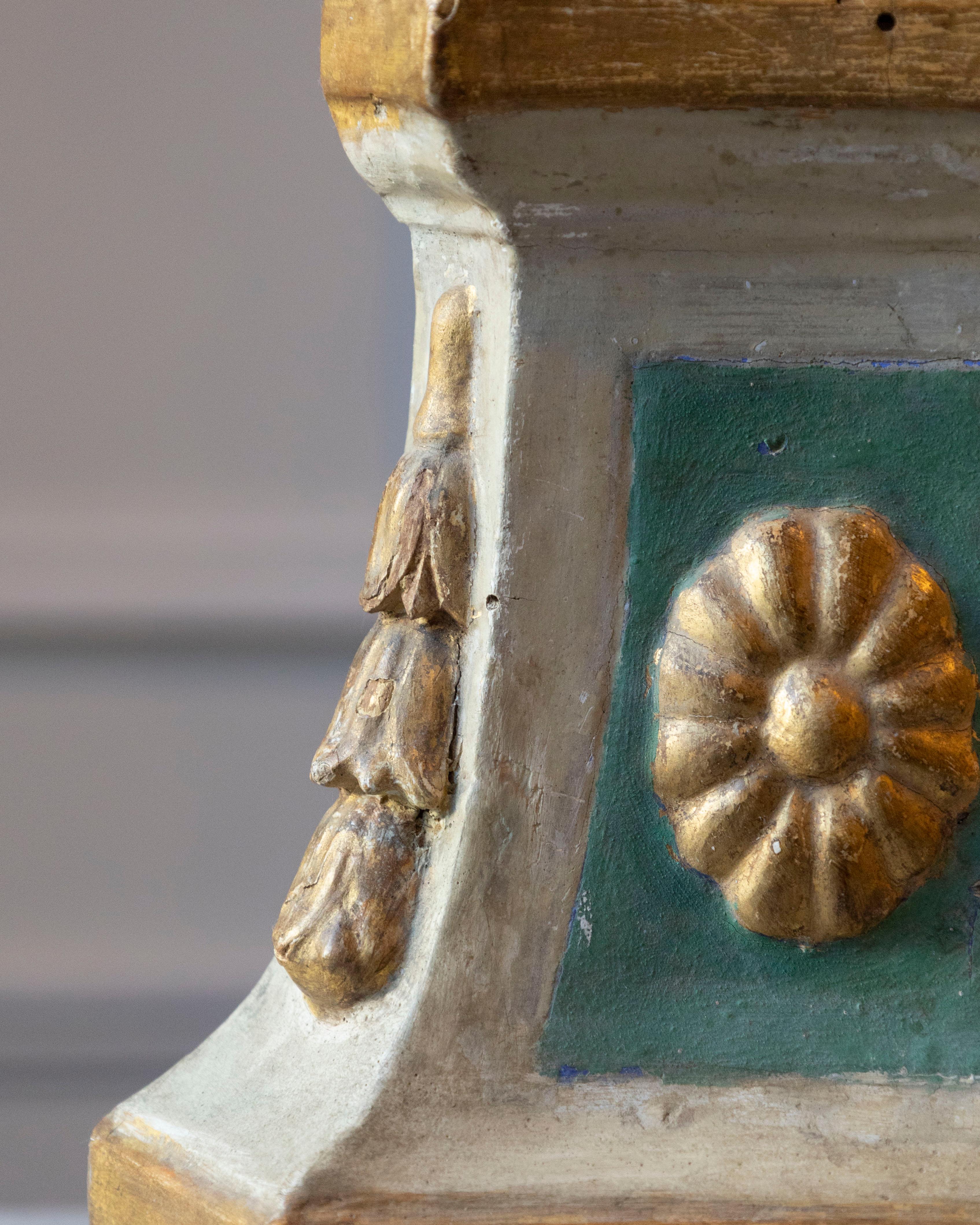 Candeliere toscano dipinto e dorato del XVIII secolo con foglie d'acanto in vendita 4