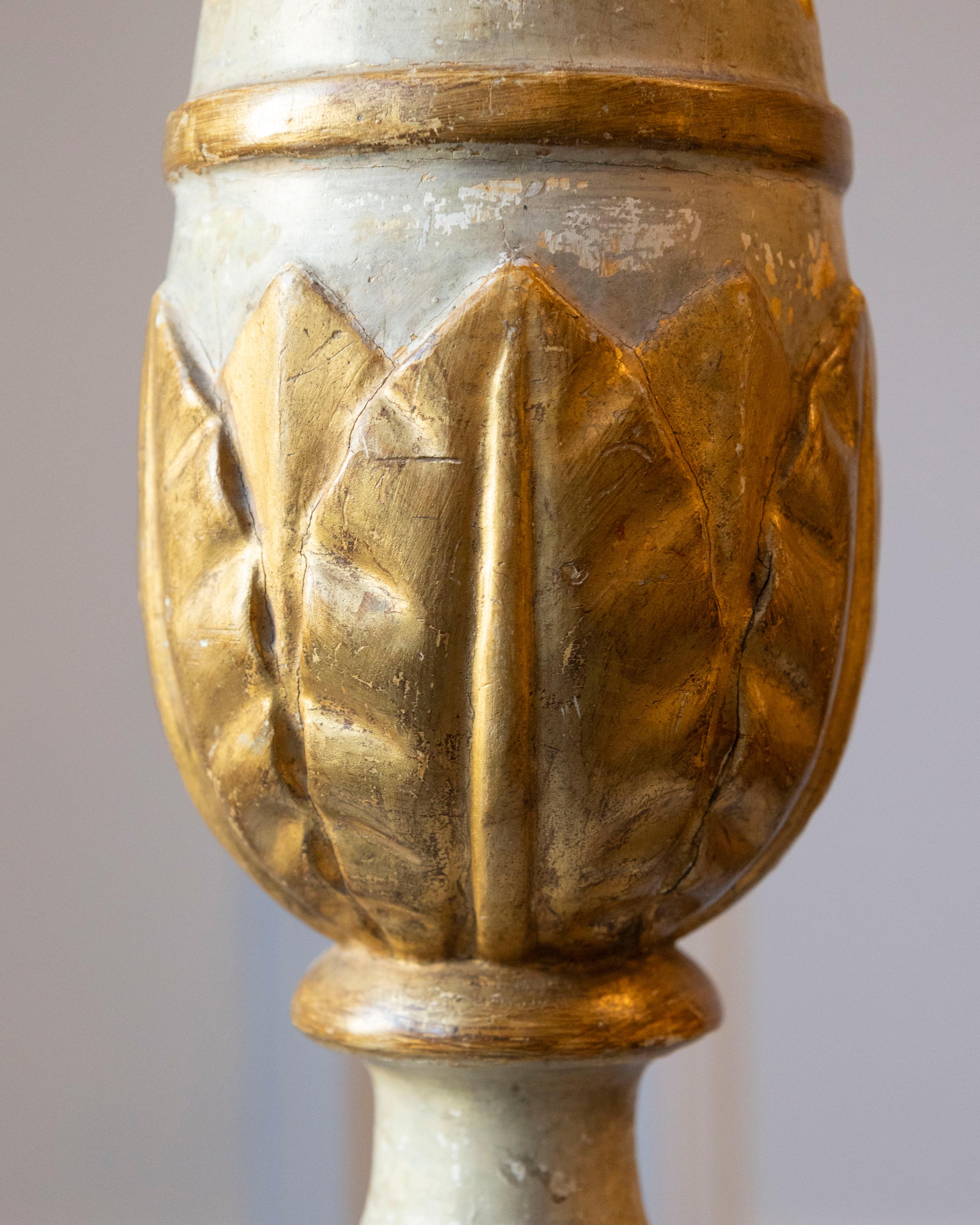 Candeliere toscano dipinto e dorato del XVIII secolo con foglie d'acanto in vendita 6