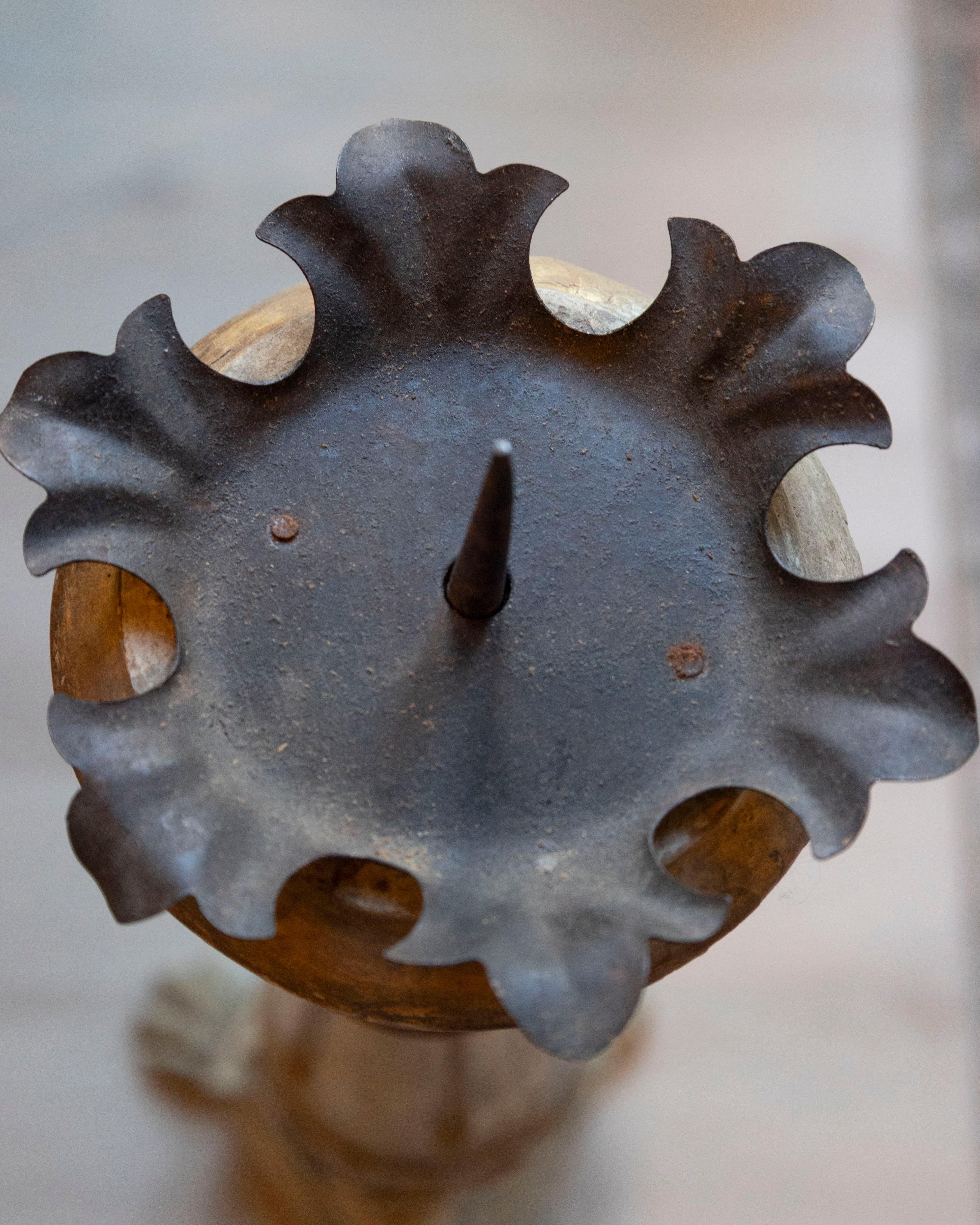 Candeliere toscano dipinto e dorato del XVIII secolo con foglie d'acanto in vendita 7