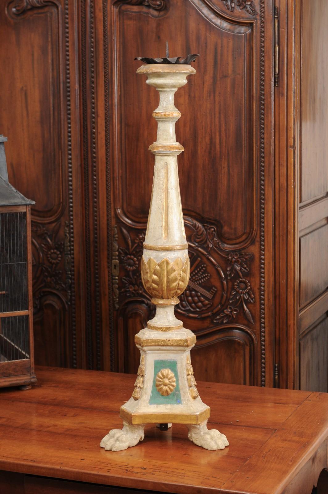 Bemalter und vergoldeter Kerzenleuchter aus der Toskana aus dem 18. Jahrhundert mit kannelierten Motiven und Akanthusblättern. Dieser toskanische Kerzenhalter, der im 18. Jahrhundert in Mittelitalien hergestellt wurde, besteht aus einer bemalten,