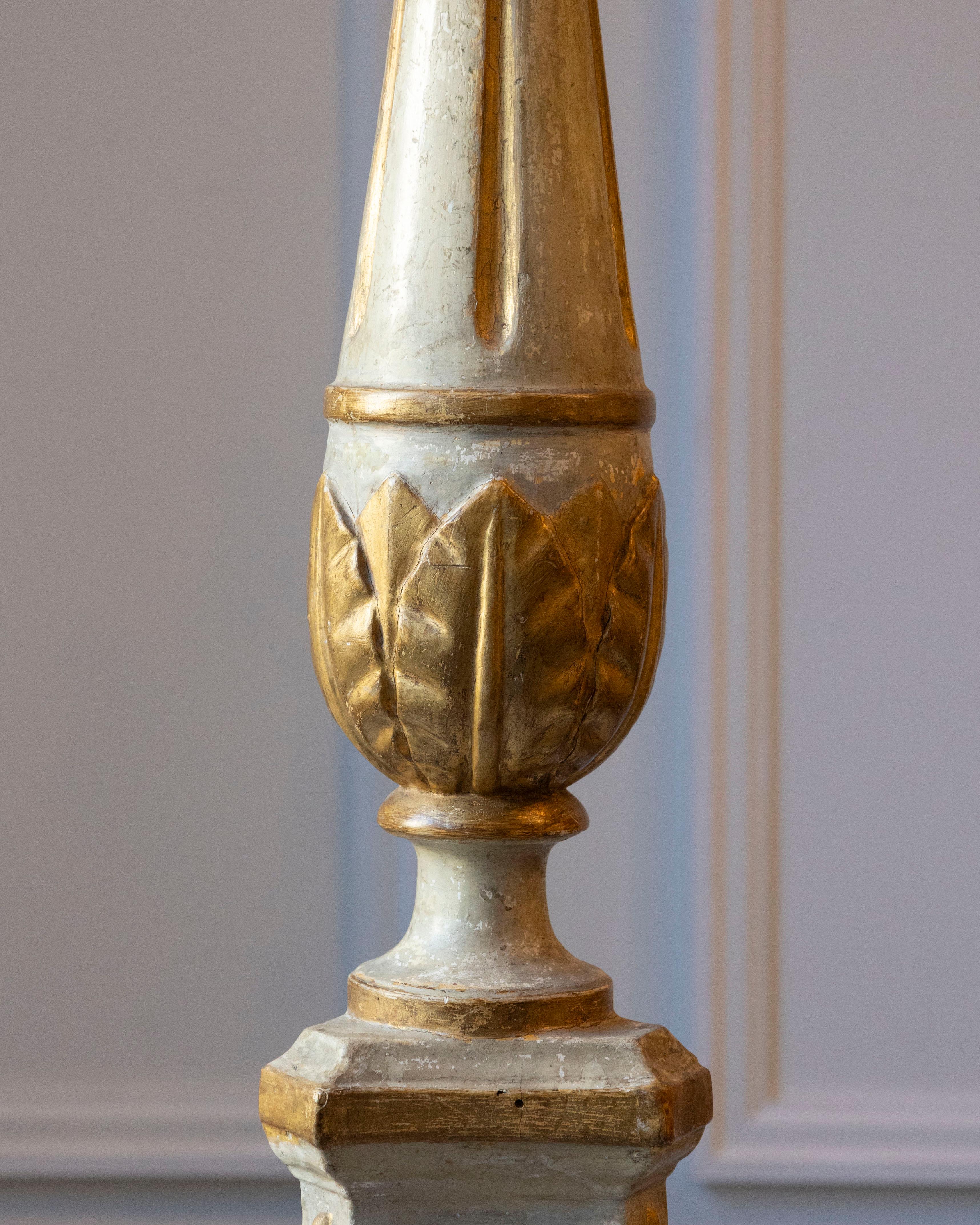 Intagliato Candeliere toscano dipinto e dorato del XVIII secolo con foglie d'acanto in vendita