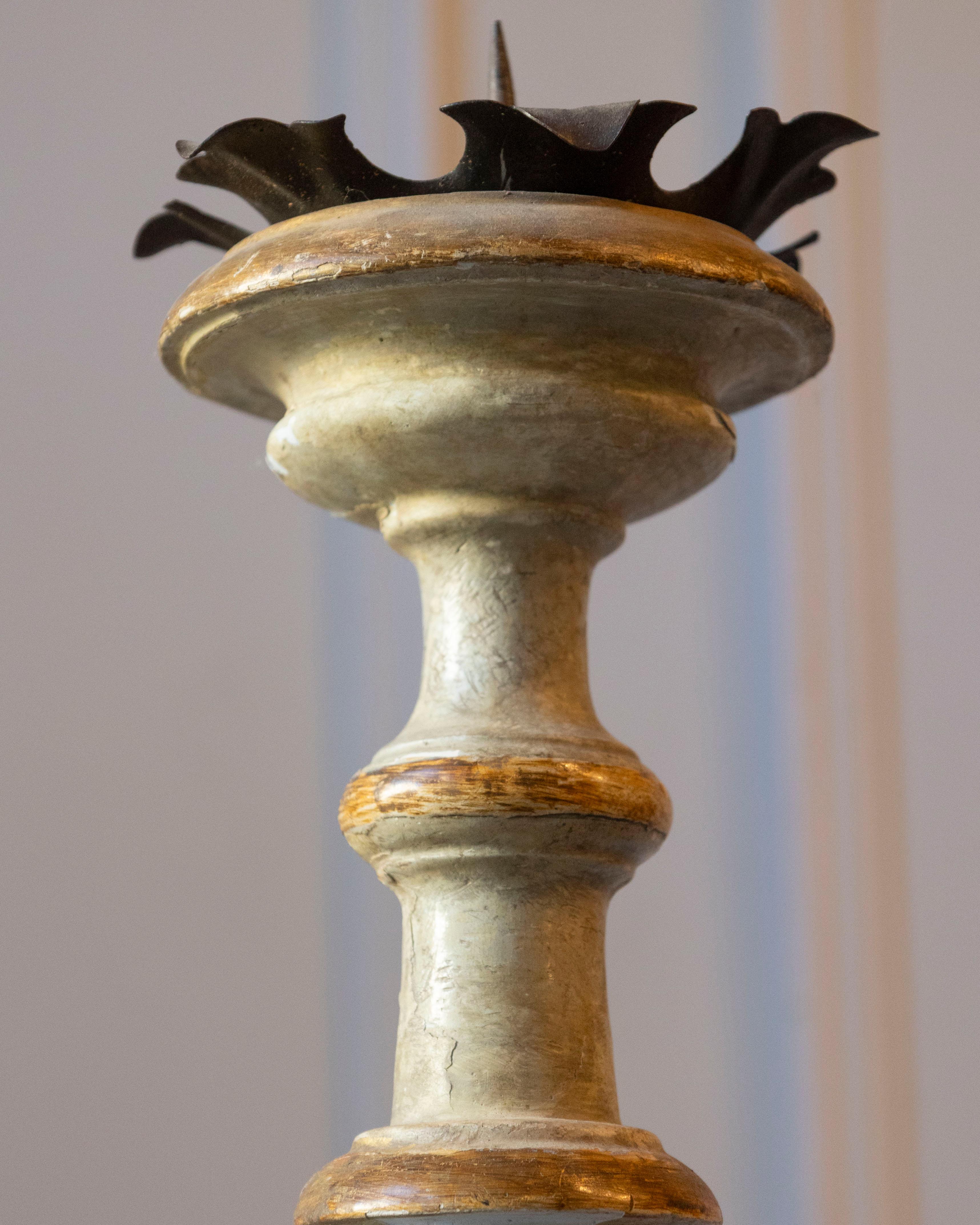 Candeliere toscano dipinto e dorato del XVIII secolo con foglie d'acanto In condizioni buone in vendita a Atlanta, GA