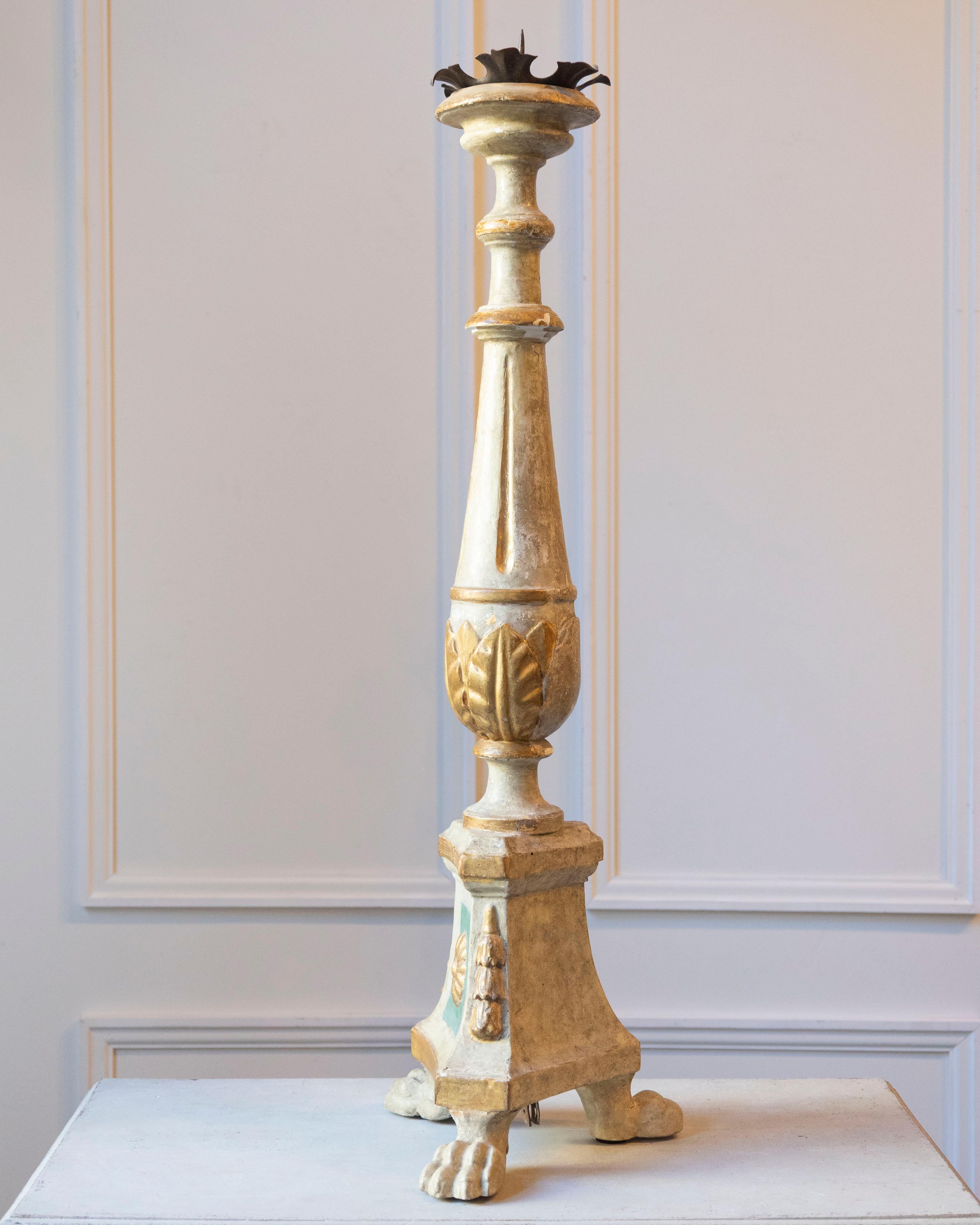 Fino al XVIII secolo Candeliere toscano dipinto e dorato del XVIII secolo con foglie d'acanto in vendita