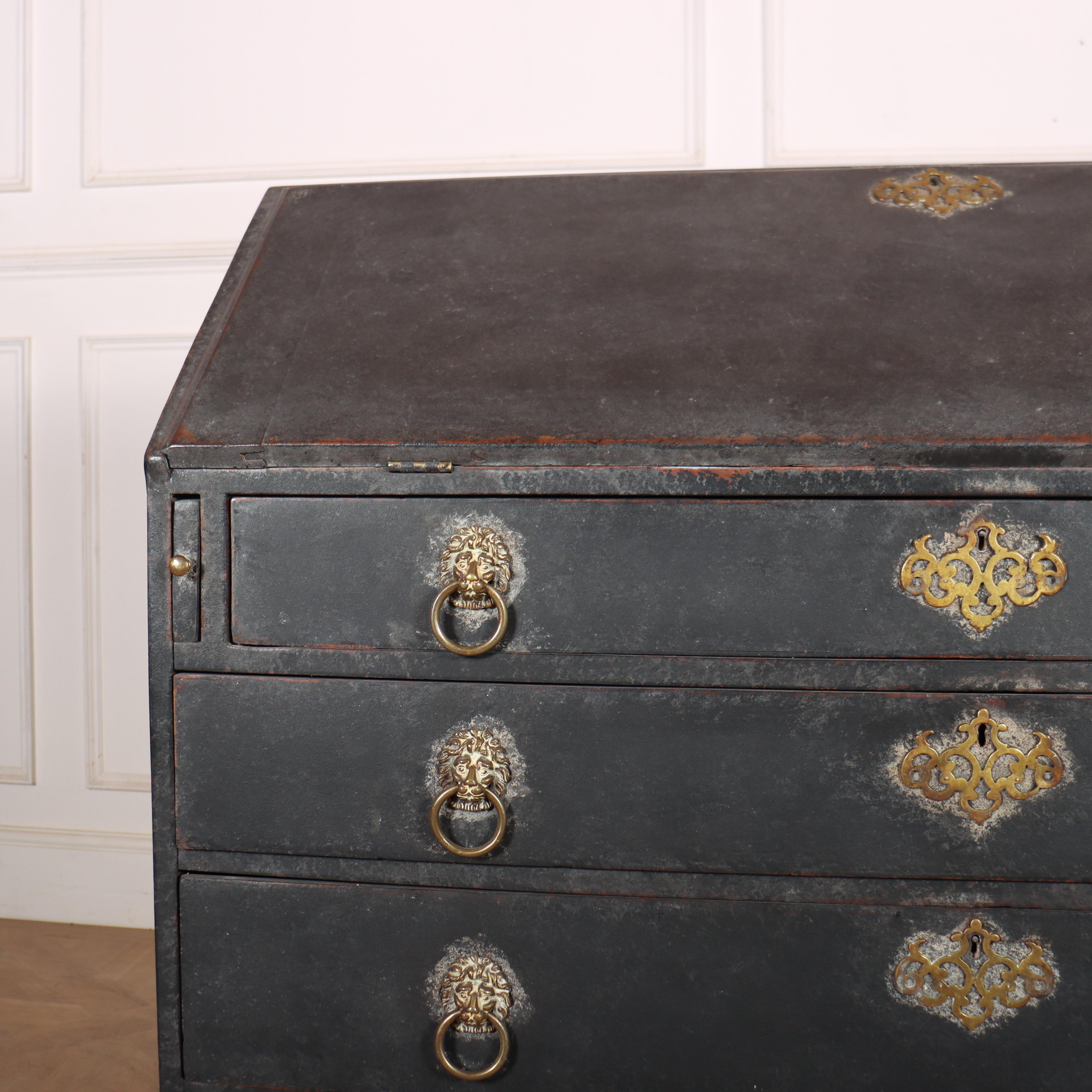 Atrevido buró masculino de roble pintado del siglo XVIII, con interior bien ajustado y compartimentos ocultos. 1780.

La altura hasta la parte inferior de la caída delantera es de 78 cm.

Código 8515

Dimensiones:
W: 46