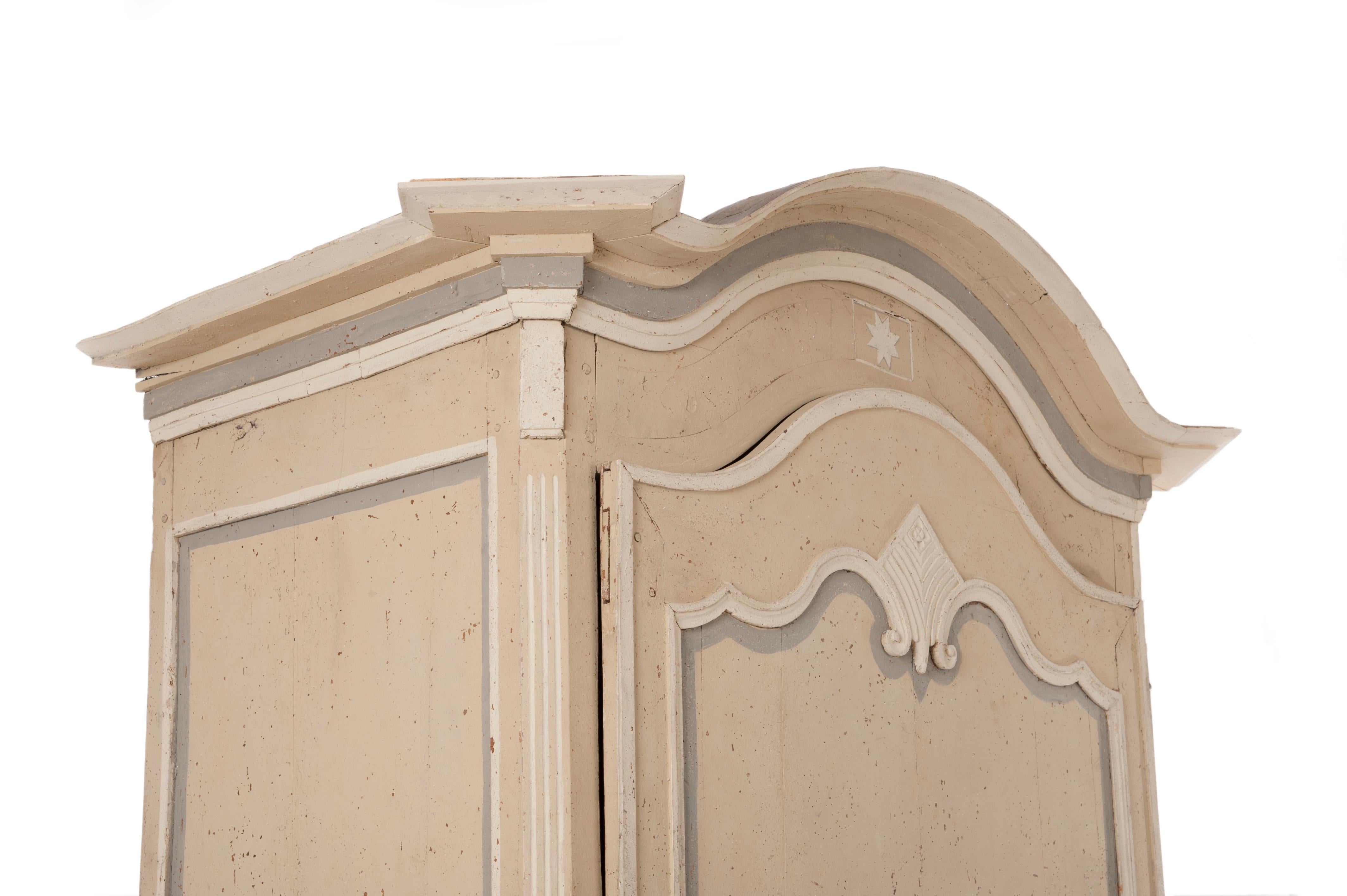Armario pintado provenzal del siglo XVIII en amarillo, gris y blanco roto en Bueno estado para la venta en Salzburg, AT