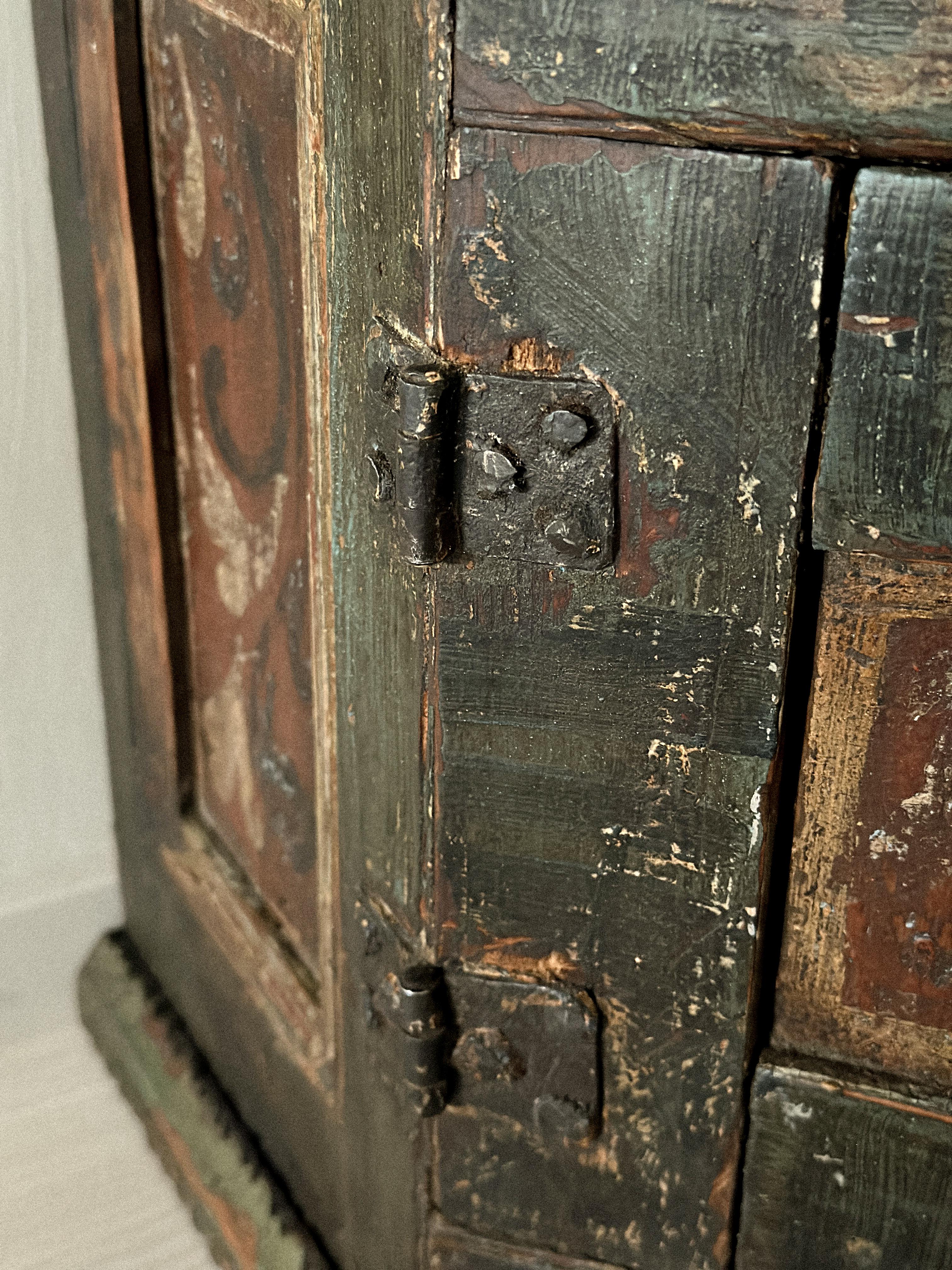 Bemalter Eckschrank aus dem 18. Jahrhundert, Trysil, Norwegen (Handgefertigt) im Angebot