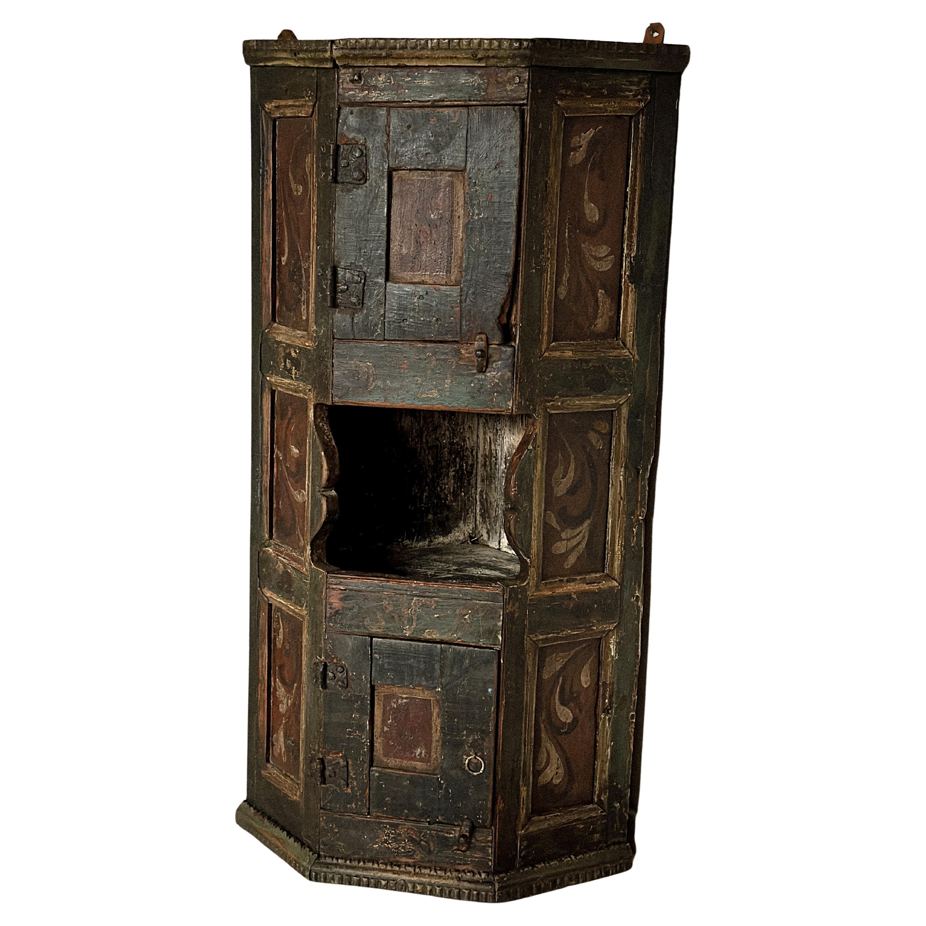 Bemalter Eckschrank aus dem 18. Jahrhundert, Trysil, Norwegen im Angebot
