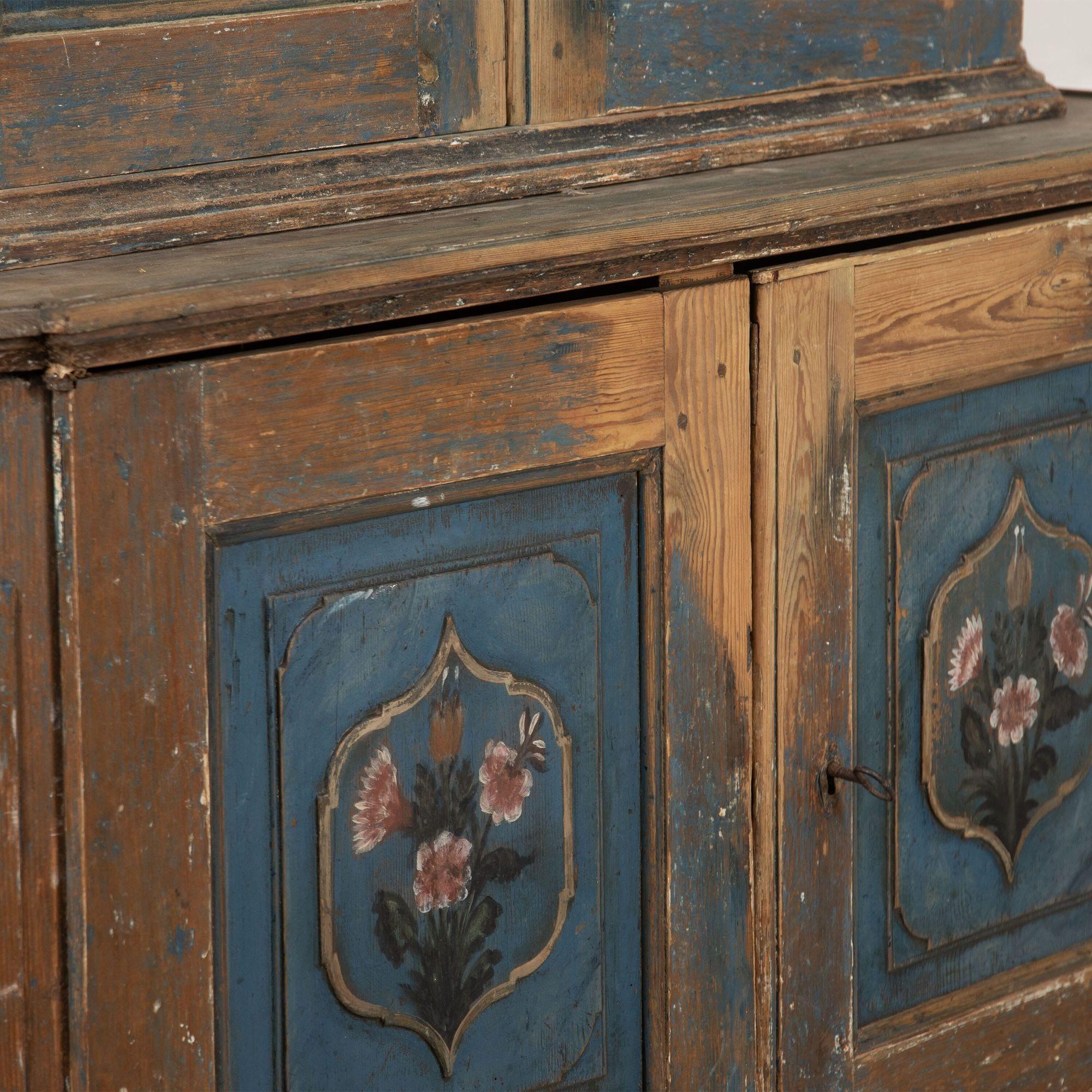 Zweiteiliger schwedischer Schrank aus dem späten 18. Jahrhundert mit Originaldekor.
Der Schrank hat eine ungewöhnliche Form mit schönen konstruktiven Details und traditionell gemalten Verzierungen.