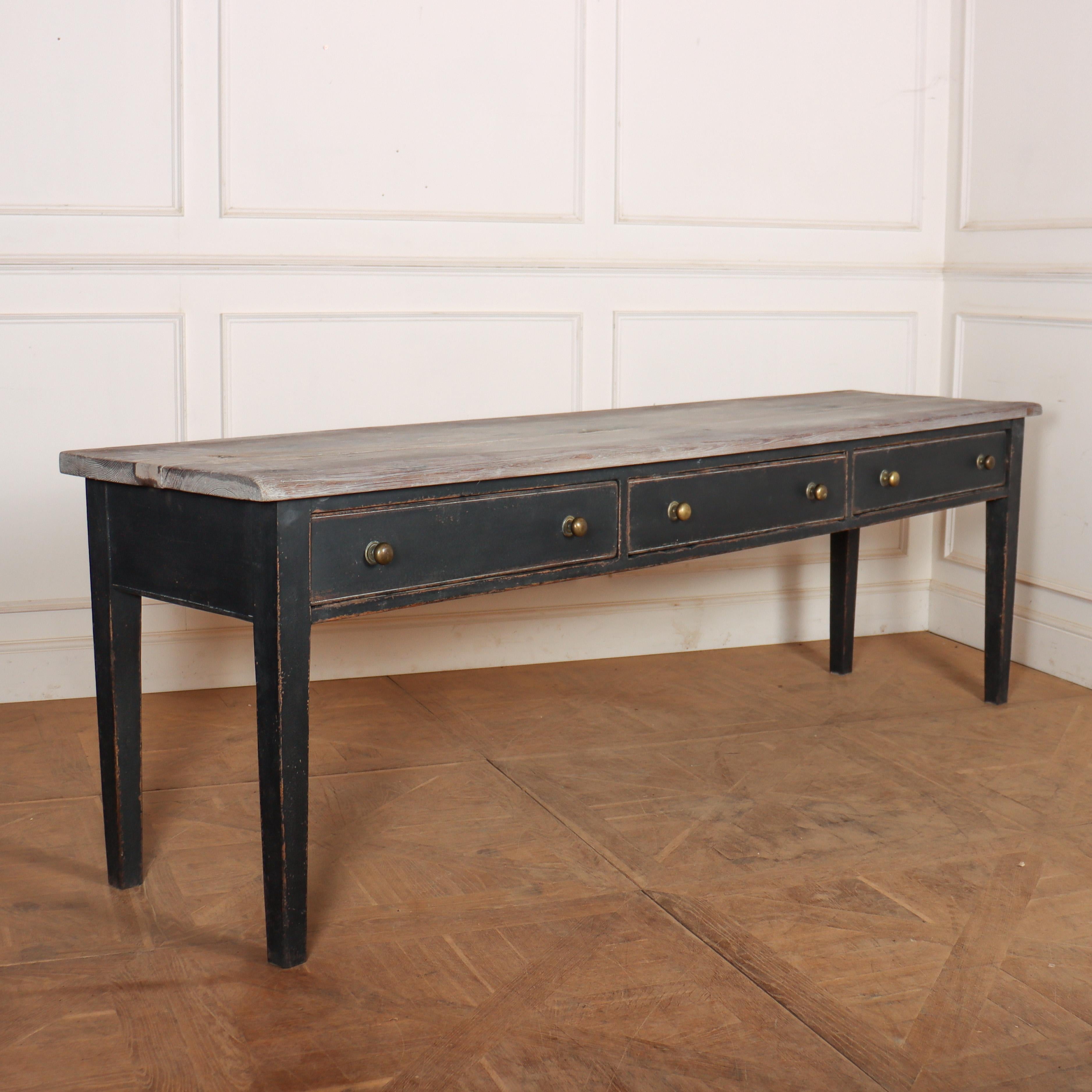 Merveilleuse base de commode peinte à trois tiroirs du A.C.I.C., avec un plateau usé et frotté. 1840.

Référence : 8406

Dimensions
101,5 pouces (258 cm) de large
24.5 pouces (62 cms) de profondeur
83 cm (32.5 inches) de haut