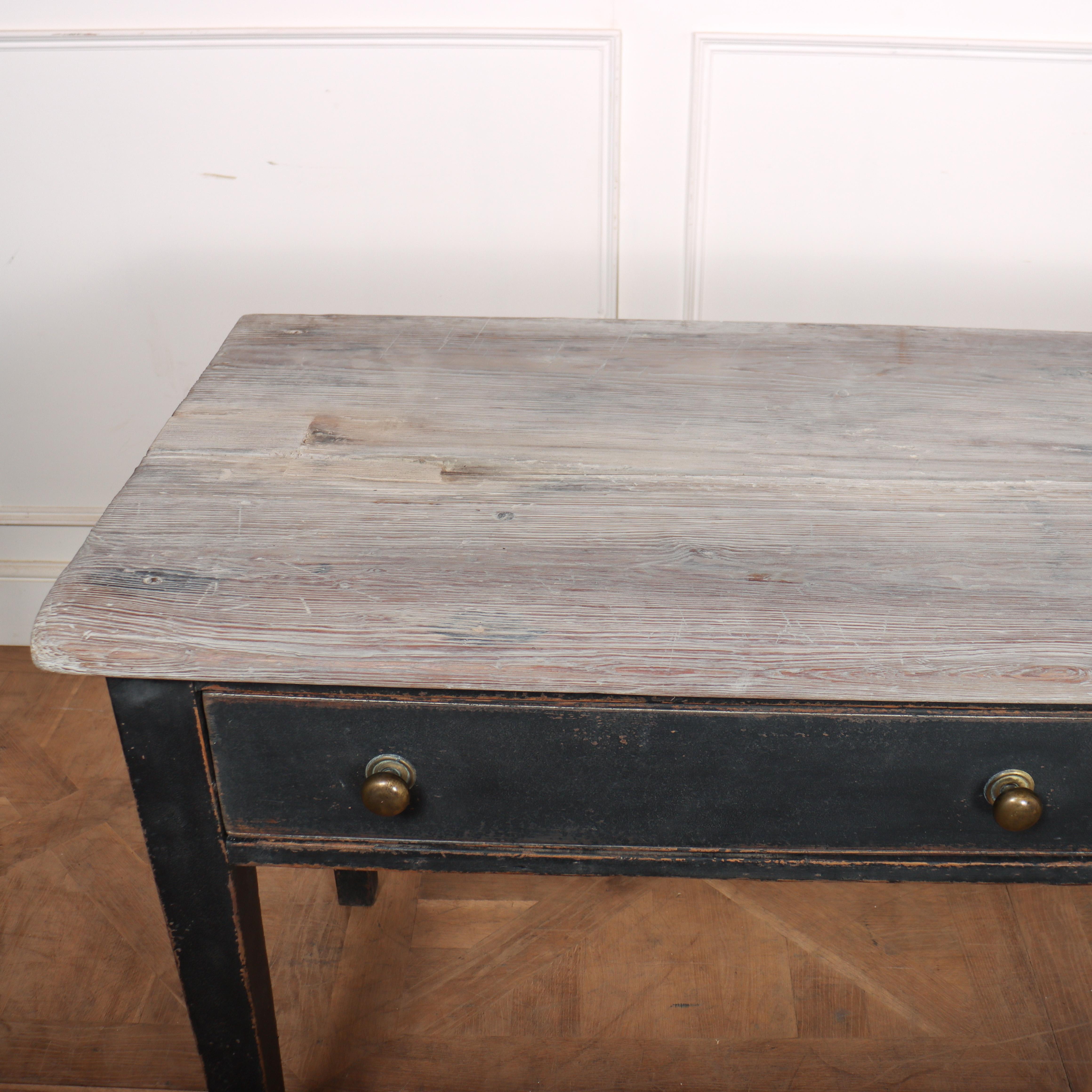 XVIIIe siècle et antérieur Base de commode peinte du 18e siècle en vente