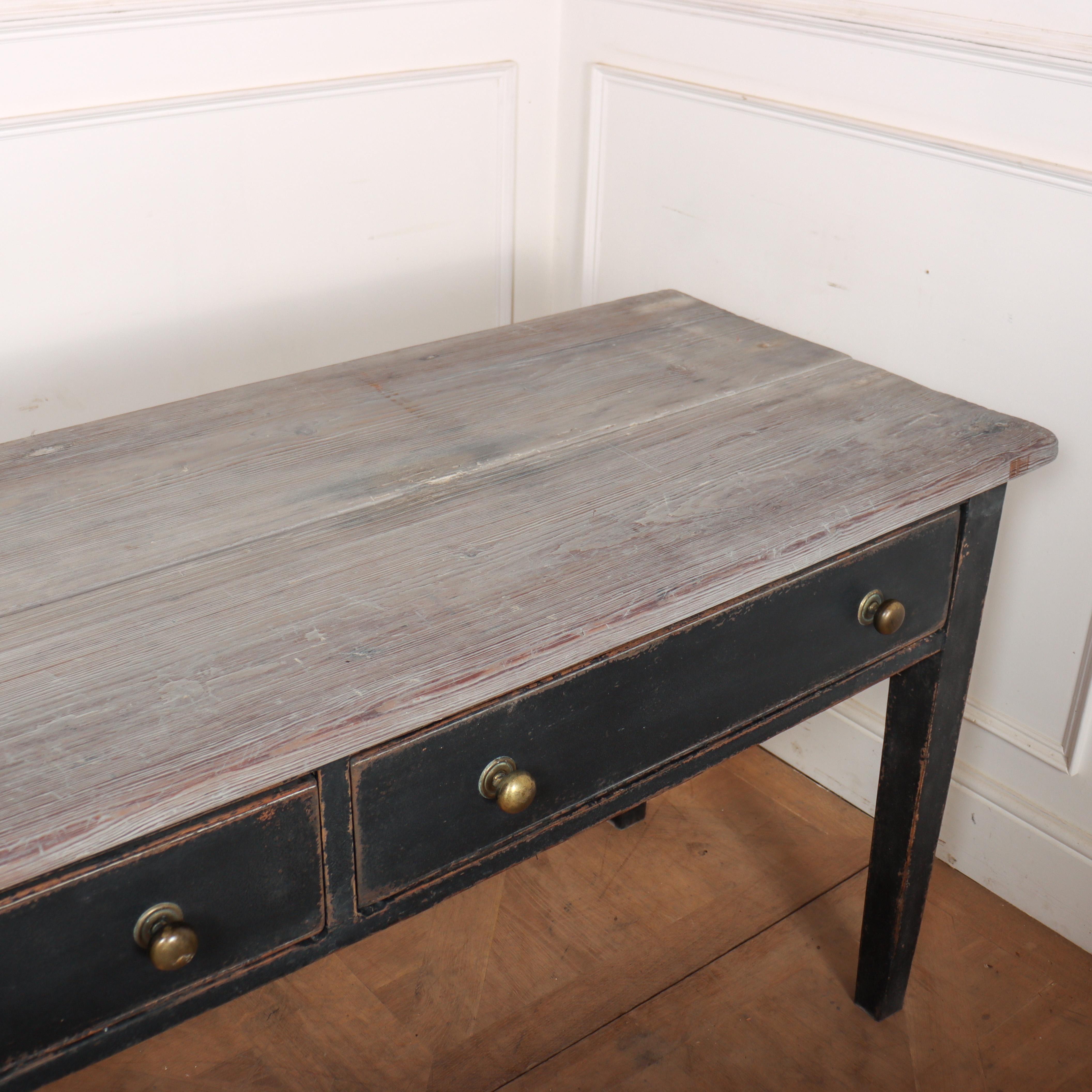 Pin Base de commode peinte du 18e siècle en vente