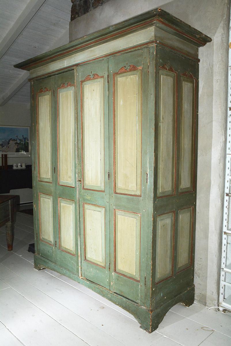 Una rara credenza di campagna dipinta in olandese del XVIII secolo, di grandi dimensioni e di grande effetto, ha più di tutto il fascino di una credenza francese o di una credenza di campagna.  Gabinetto svedese. La verniciatura è stata