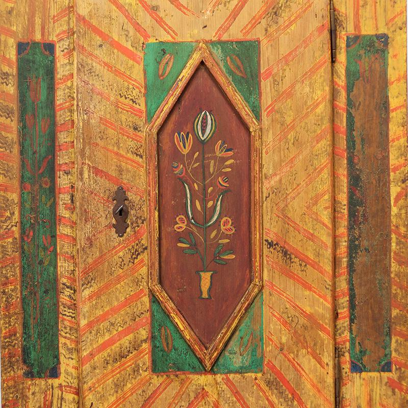18th Century Painted Folk Art Bridal Cabinet en venta 2