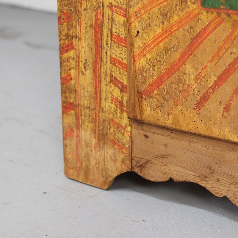 18th Century Painted Folk Art Bridal Cabinet en venta 4