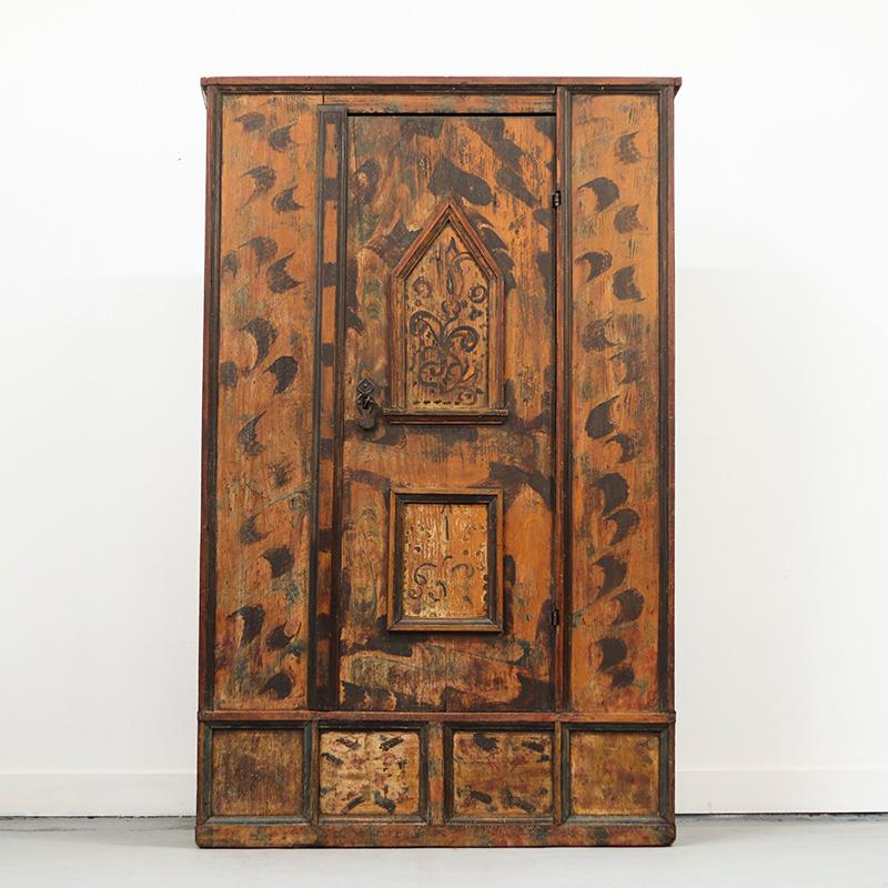 Cabinet de mariage ancien datant d'environ 1750-1780, provenant du Jura souabe, dans le sud de l'Allemagne. Son caractère fortement altéré par les intempéries et ses peintures originales lui confèrent une apparence étonnante. Tant le design du