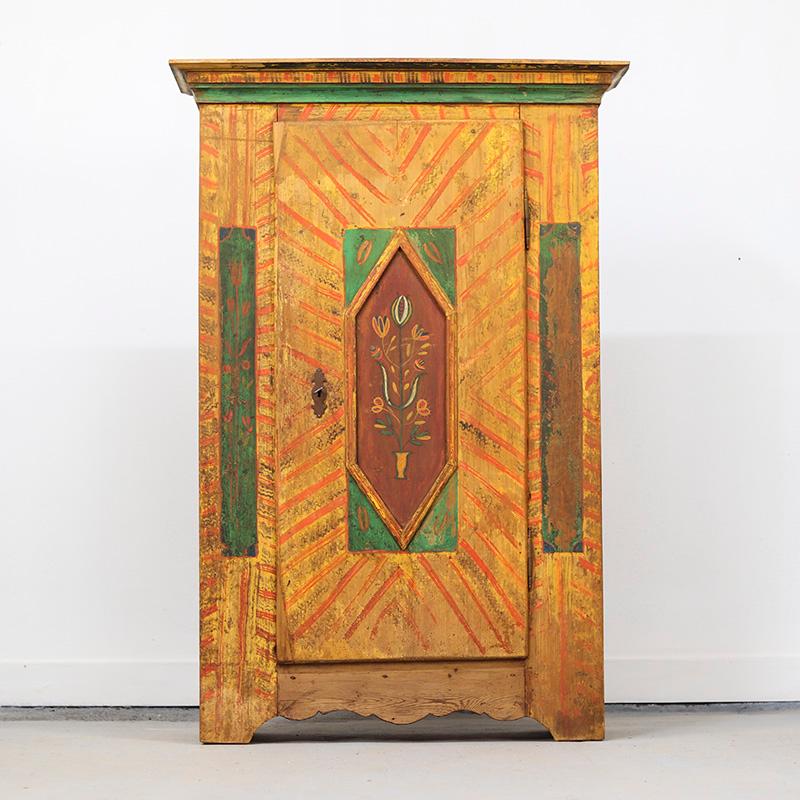 Excepcional armario nupcial en pintura original procedente de Franconia, sur de Alemania. Este mueble data de finales del siglo XVIII, y la pintura original se ha desgastado de forma característica. Este ejemplar tiene una combinación de colores