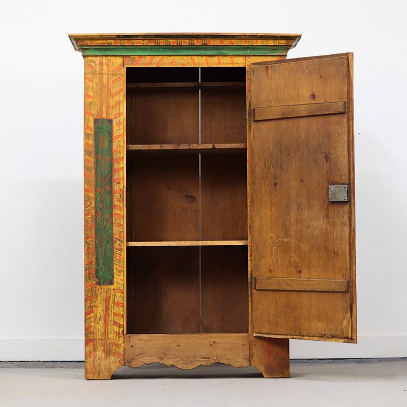 18th Century Painted Folk Art Bridal Cabinet Pino en venta