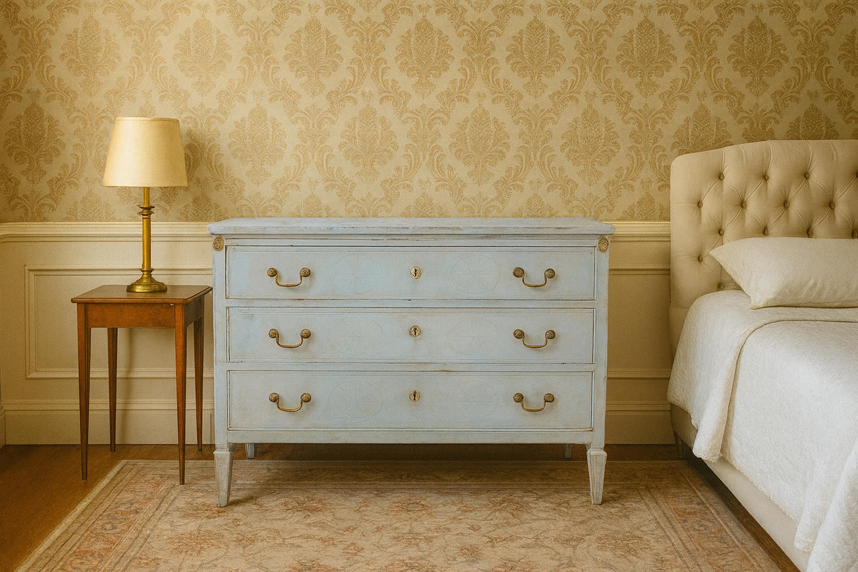 Cassettiera dipinta italiana del XVIII secolo

📜 Provenienza - Commodo dipinto italiano del XVIII secolo, circa 1770
Scoperta durante un recente viaggio di ricerca nel nord della Toscana, questa eccezionale commode dipinta italiana del XVIII secolo