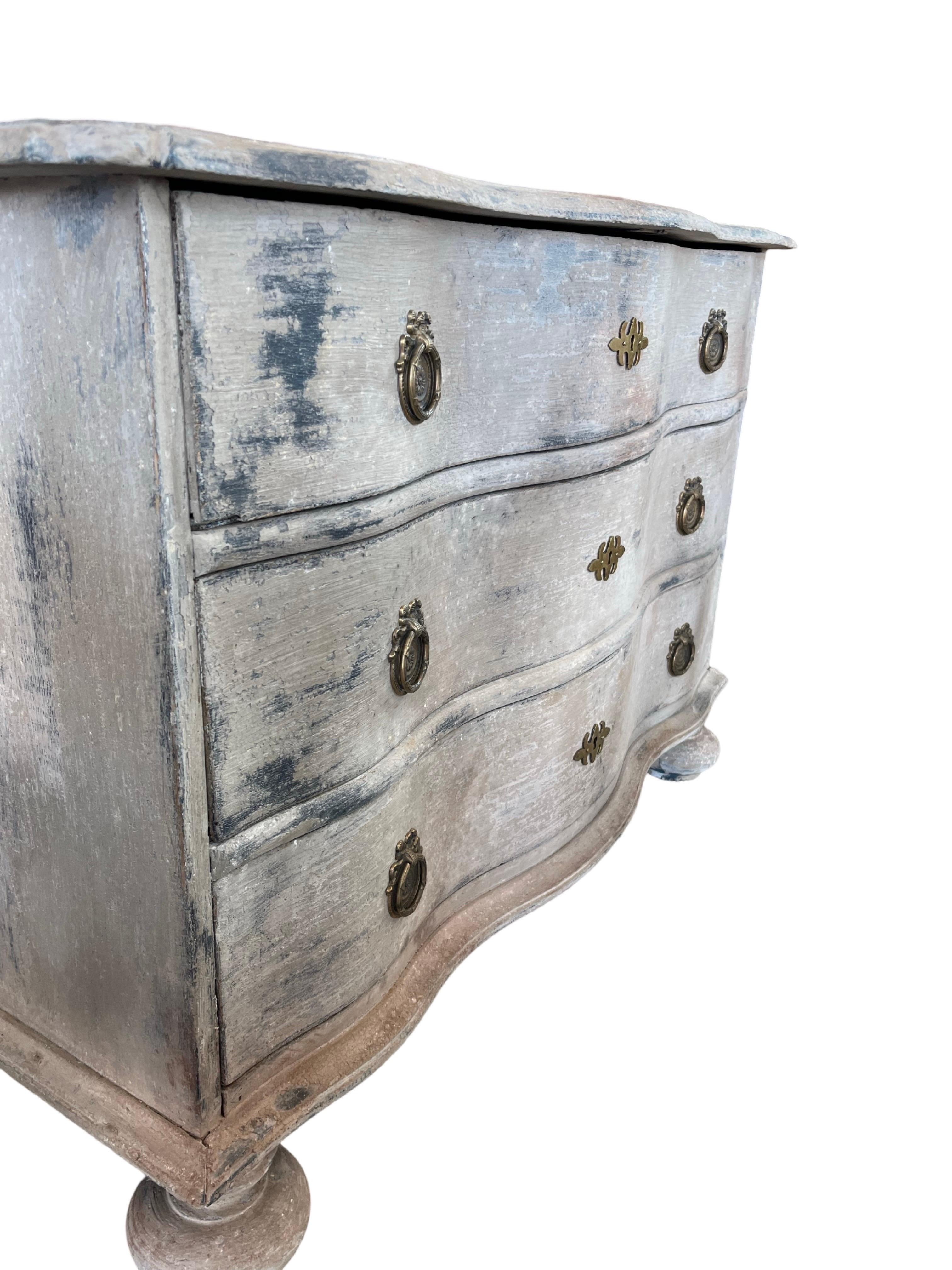 Commodo realizzato a mano nei Paesi Bassi alla fine del 1700 con legno di quercia e costruzione a coda di rondine. La commode presenta tre cassetti con frontali a serpentina e incastri a coda di rondine di ottima fattura. Il piano è composto da due