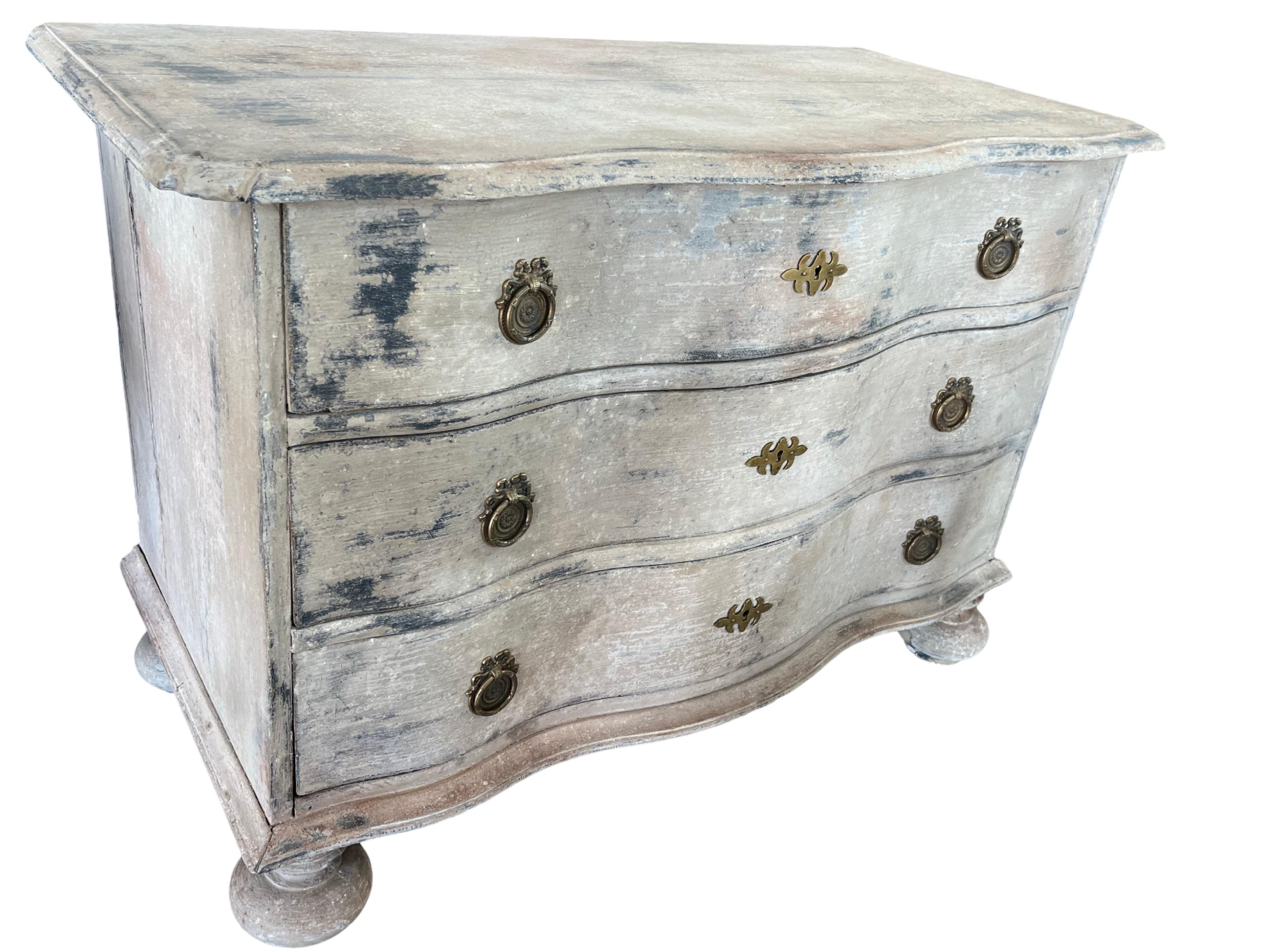 Intagliato a mano Cassettone Gustavo dipinto del XVIII secolo / Commode / Cassettiera in vendita