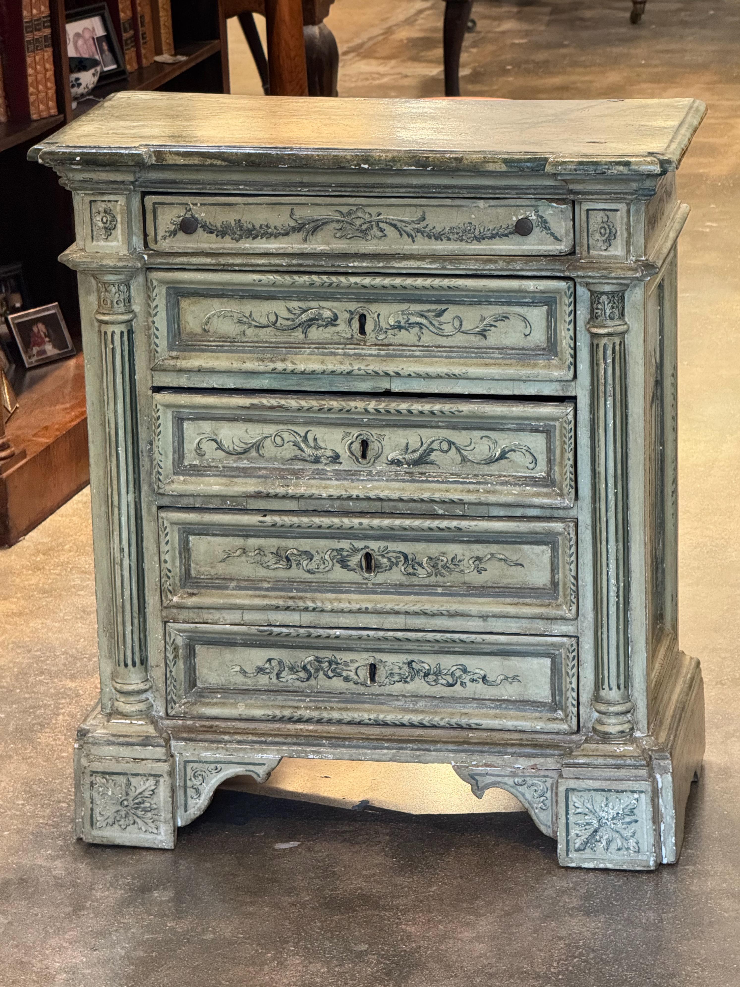 Coffre italien du XVIIIe siècle avec finition peinte d'origine dans des tons verts doux et une décoration florale. Cinq tiroirs avec façades moulurées et colonnes cannelées de chaque côté. De taille compacte, sa surface usée témoigne de son âge et