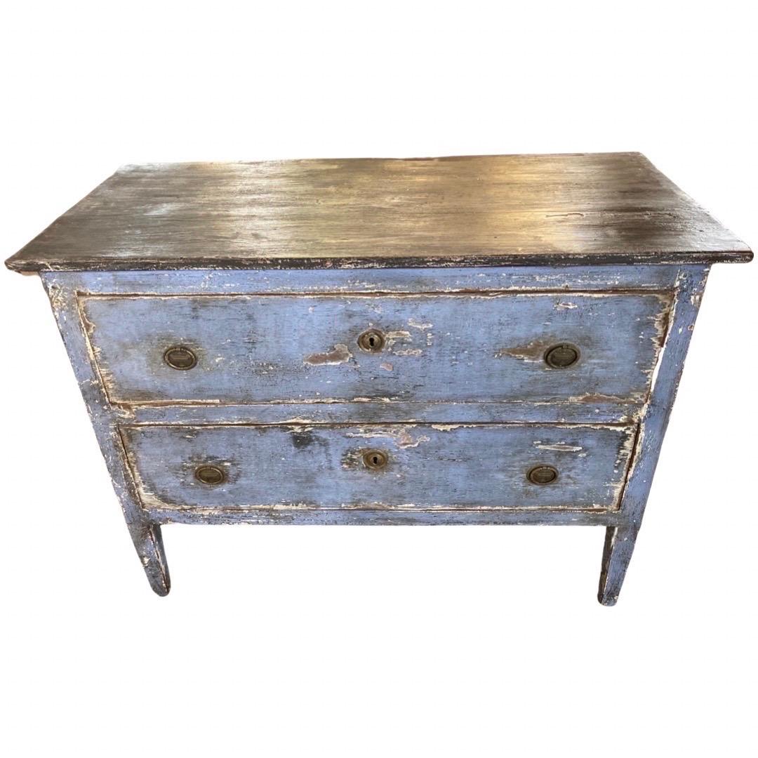 Chest of drawers hand-made in Italy in the late 1700s using walnut and pegged construction. This is a beautiful commode that packs style, character and color all in one. The top is composed of three boards with straight edges and nailed to the case.
