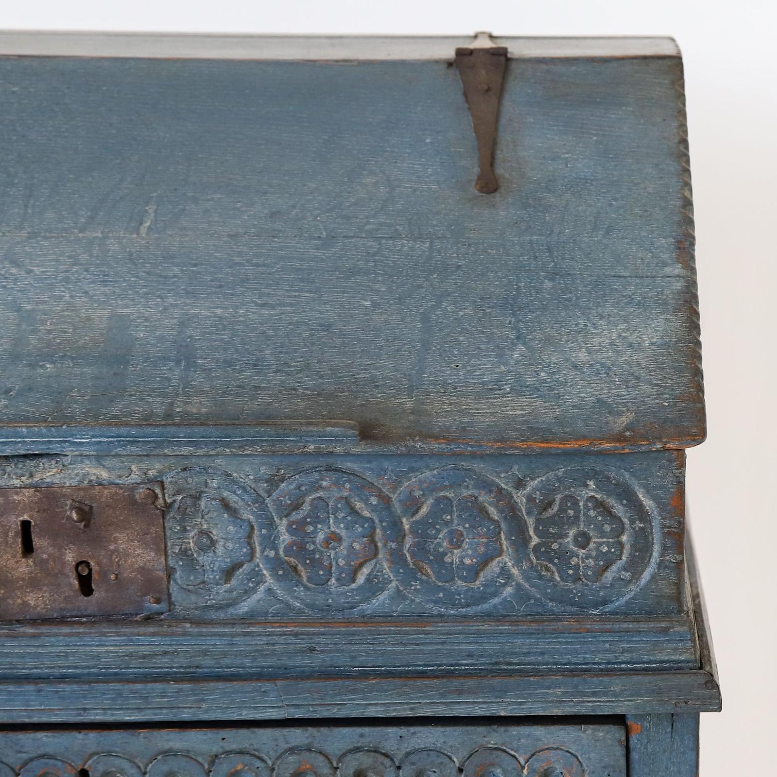 18. Jahrhundert bemalte Eiche Bureau Bibel Box auf Stand (Handgeschnitzt) im Angebot