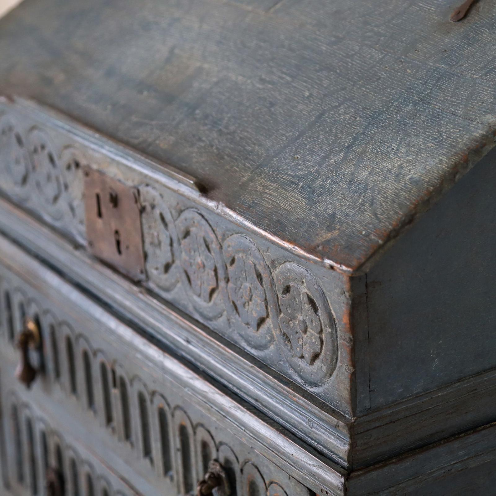 18. Jahrhundert bemalte Eiche Bureau Bibel Box auf Stand im Zustand „Gut“ im Angebot in Petworth,West Sussex, GB