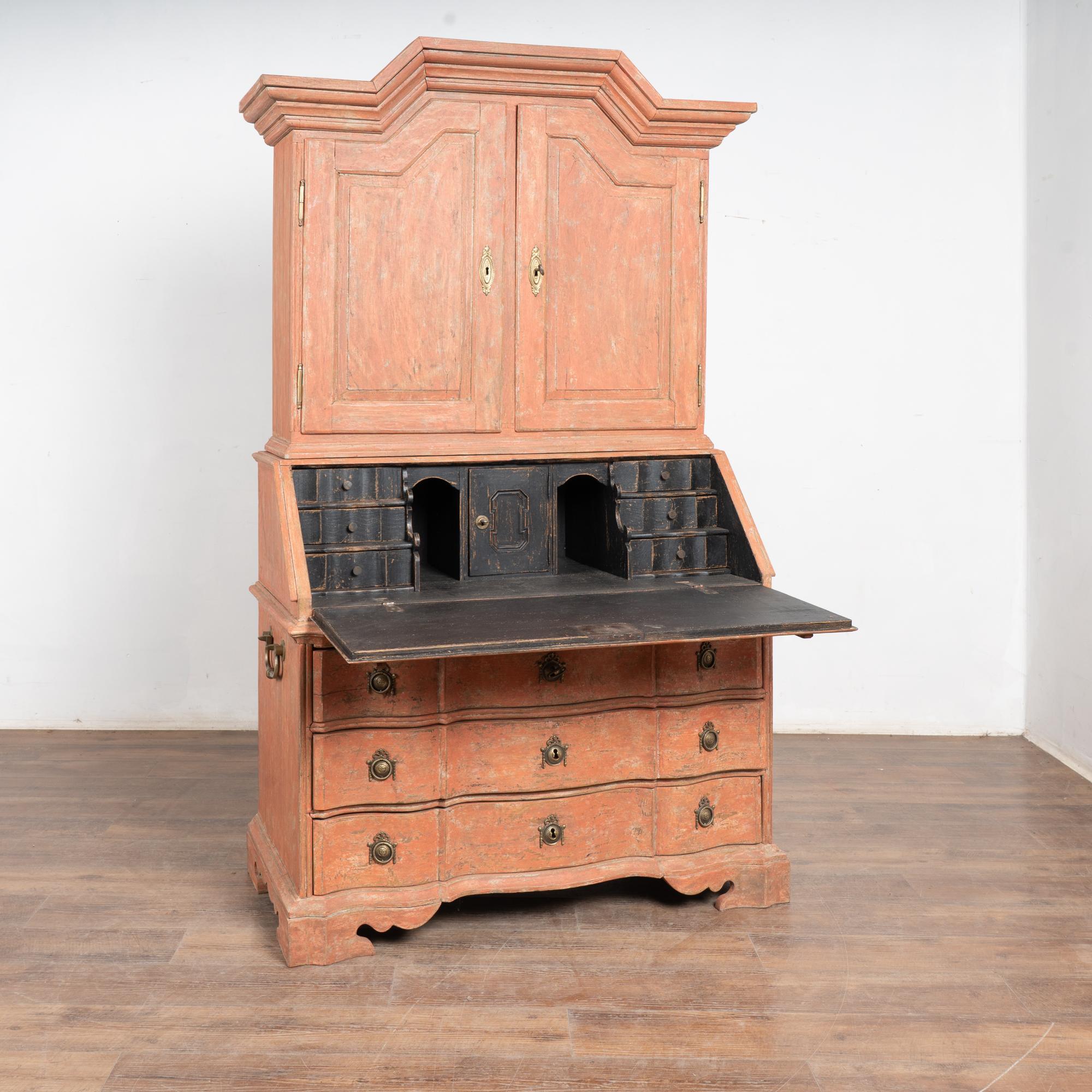 Ce remarquable secrétaire en chêne est une pièce d'apparat élégante avec ses portes à panneaux, sa couronne et ses trois grands tiroirs inférieurs en forme de serpentin.
L'ensemble du secrétaire a été recouvert d'une couche de peinture