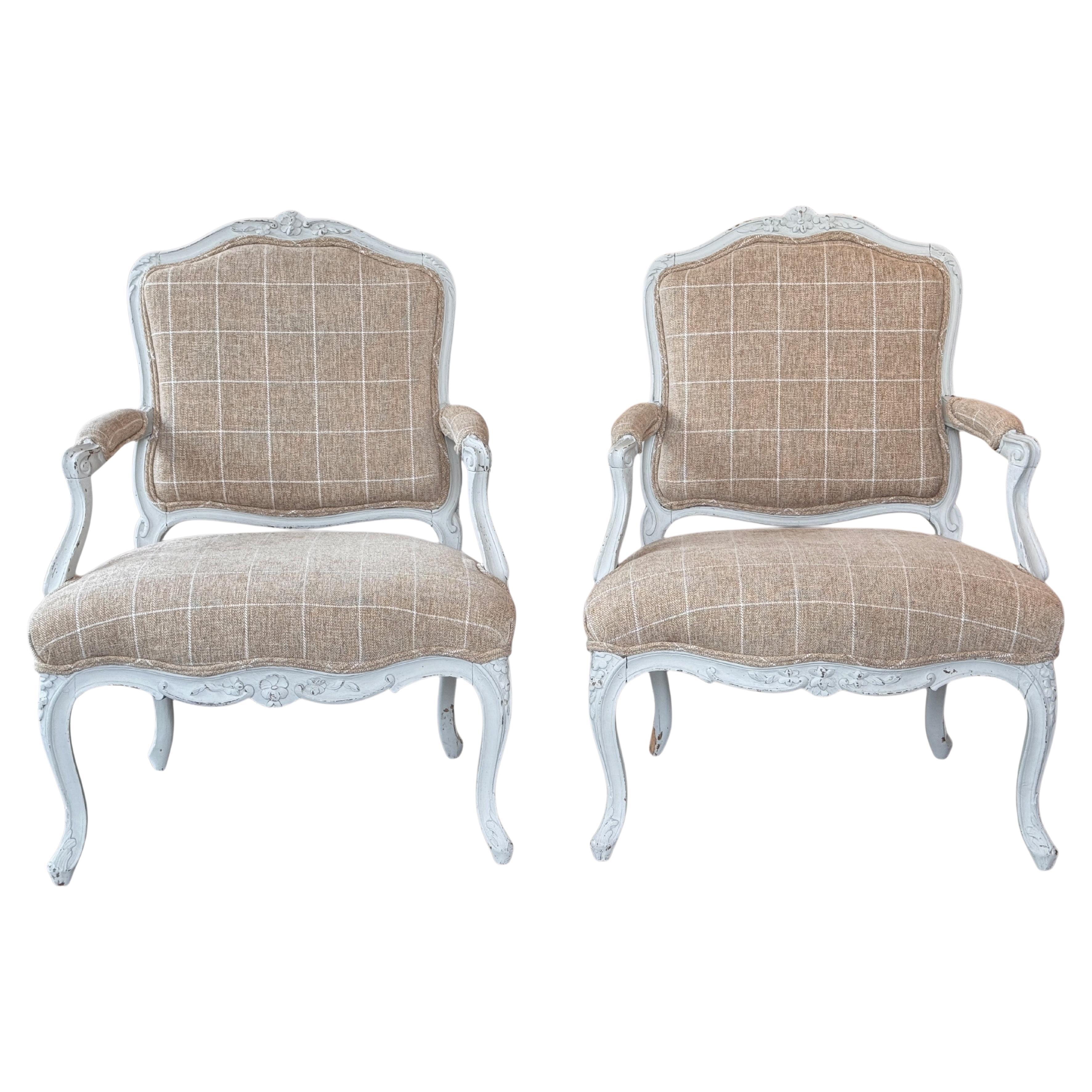 18th Century Painted Pair of French Fauteuils im Angebot