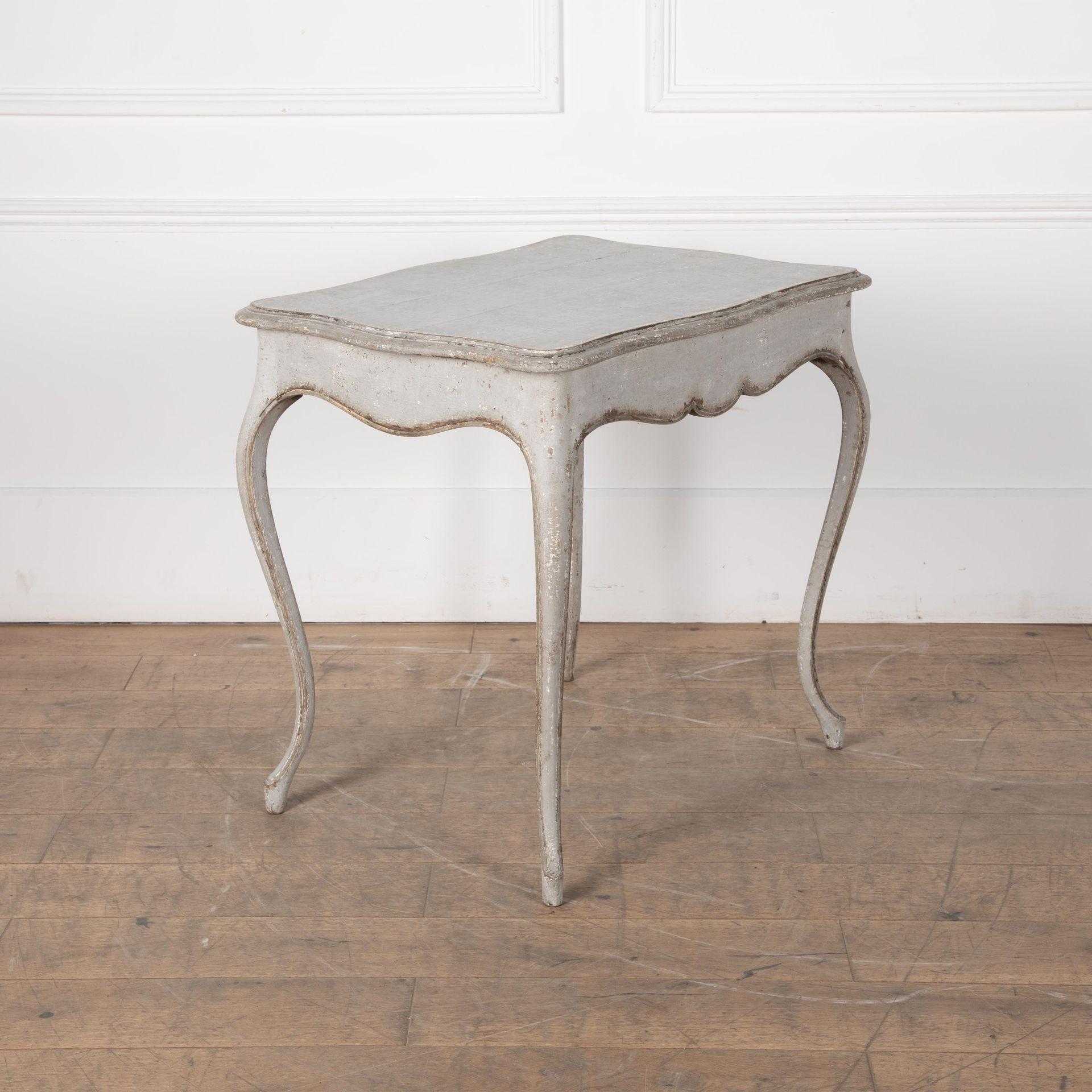 Délicieuse table d'appoint provençale de la fin du XVIIIe siècle, reposant sur des pieds en cabriole, avec un plateau et un tablier festonnés.