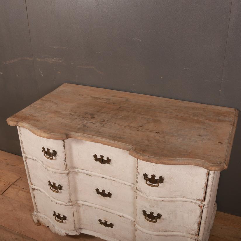 18th Century Painted Serpentine Commode In Good Condition In Leamington Spa, Warwickshire