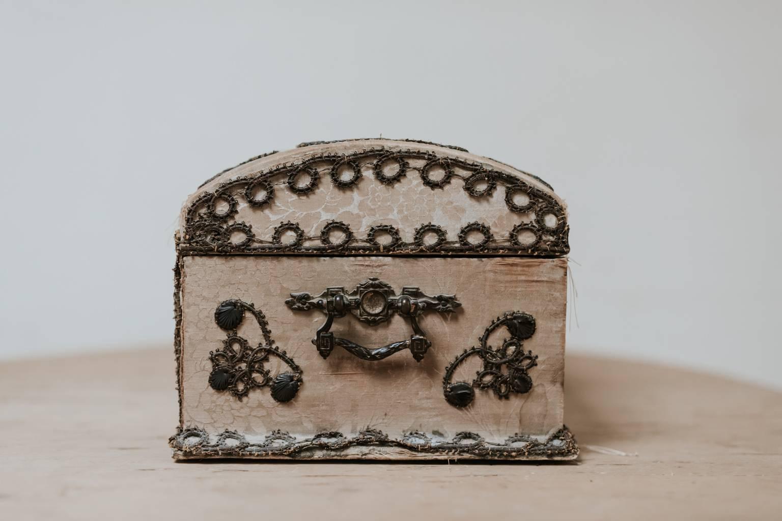 18th Century Painted Silk Jewelry Box For Sale 5