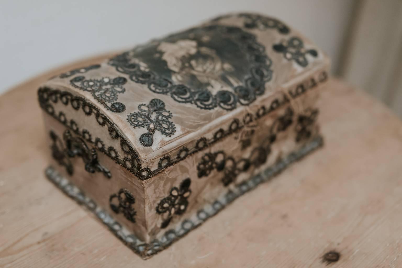 18th Century Painted Silk Jewelry Box For Sale 2