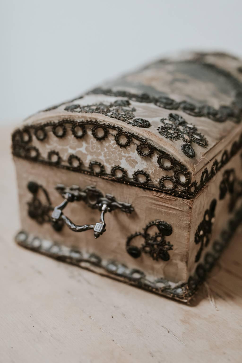 18th Century Painted Silk Jewelry Box For Sale 3