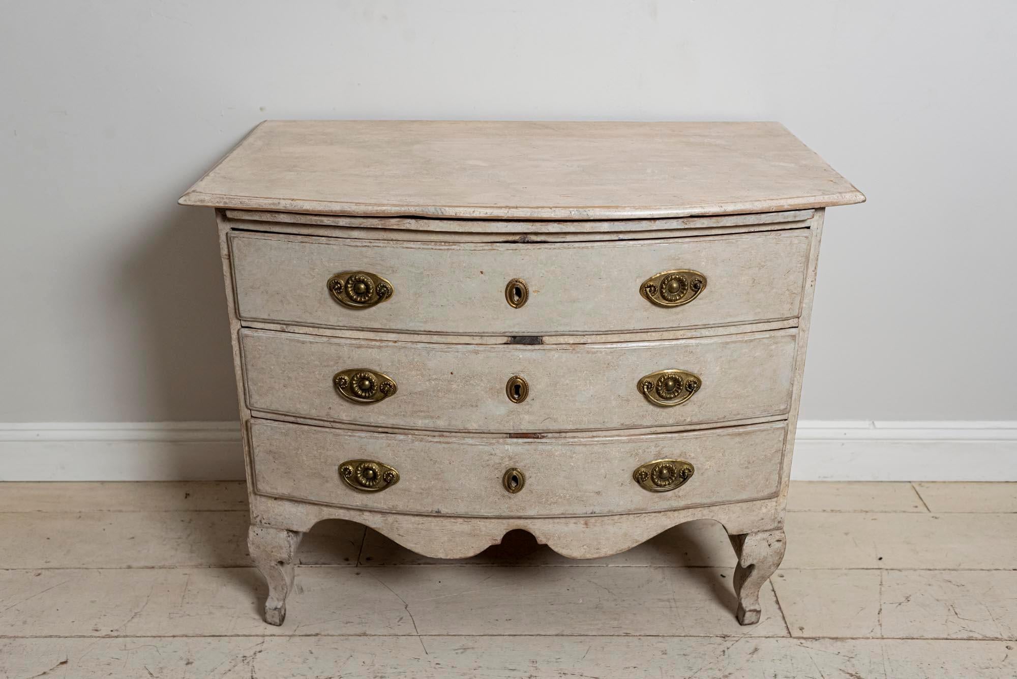 Late 18th century painted Swedish commode. A nicely proportioned piece which has three drawers and a useful sliding shelf at the top. The commode has some old metal repairs to the front which we think adds additional character to the piece.

The