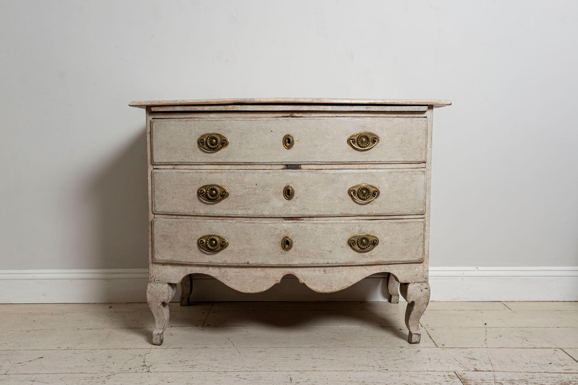 18th Century Painted Swedish Three-Drawer Commode with Sliding Shelf In Good Condition In London, GB