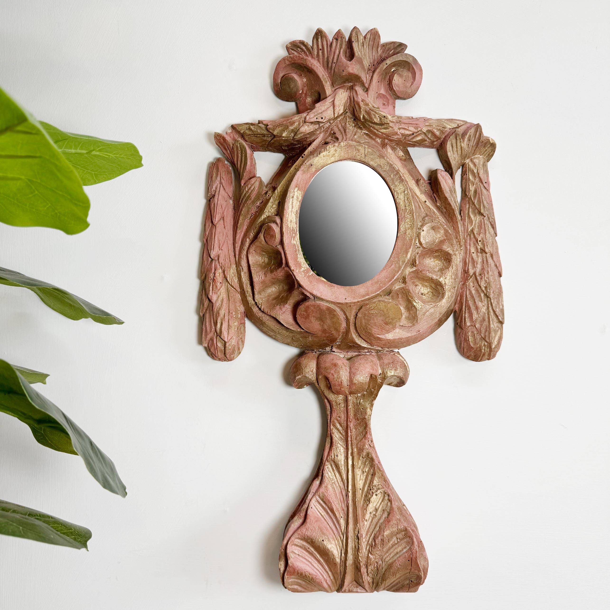 Ostensoir baroque, sculpté et peint à la main dans une étonnante finition rose foncé et or, il a été équipé d'une petite plaque de miroir au centre et réutilisé pour être accroché au mur.



France fin du 18e siècle

Hauteur 52cm
Largeur 29,5