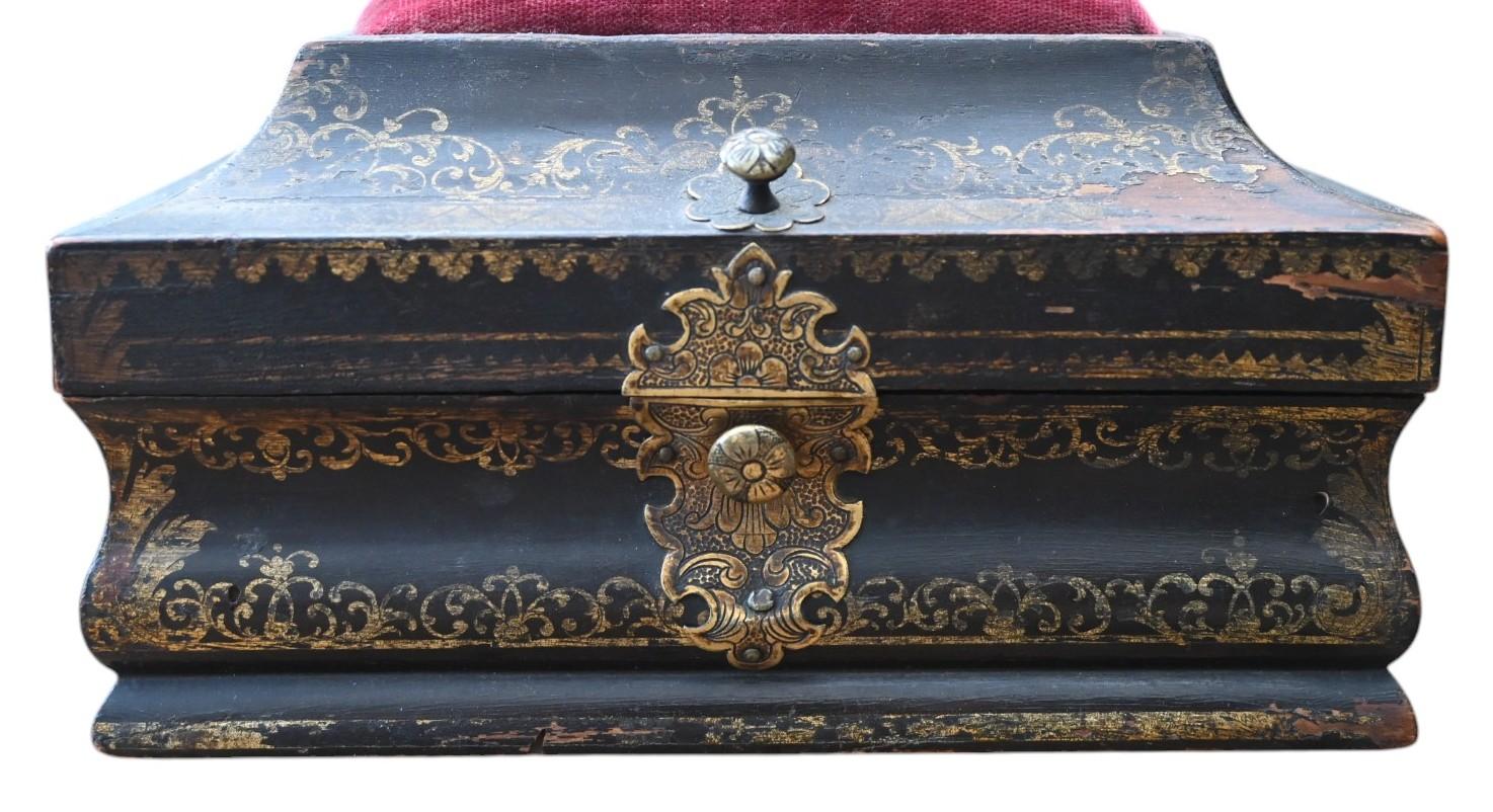 Fin du 18e siècle  boîte à couture en bois noirci avec décoration peinte en or sur tout le pourtour
serrure et charnières en laiton gravé 
Patine vieillie
17 x 10,5 cm, hauteur totale 10,5 cm