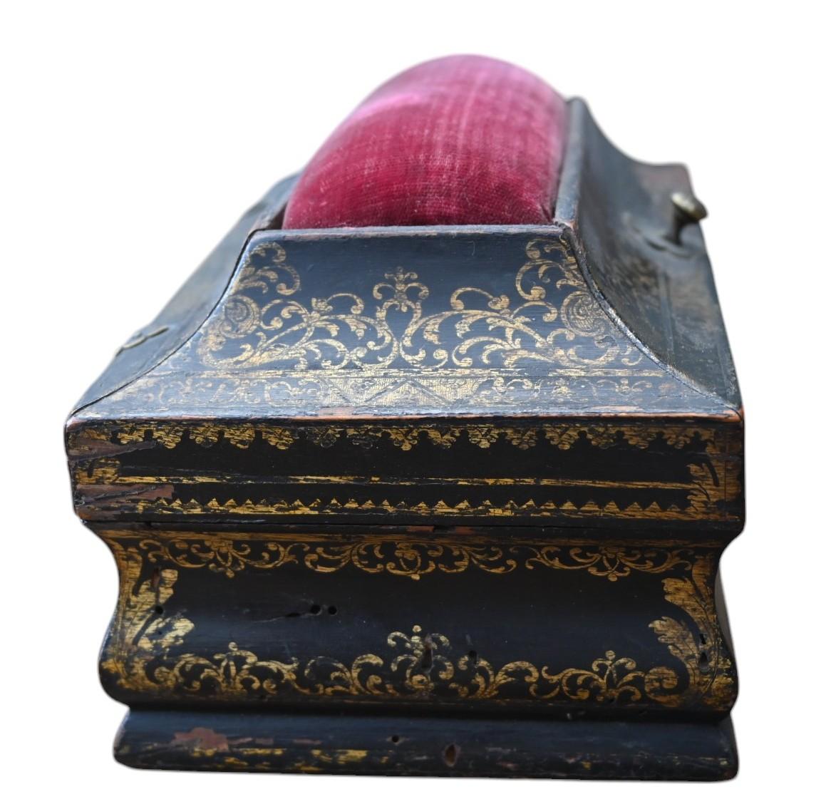 Peint à la main Boîte à couture en bois peint du 18e siècle en vente