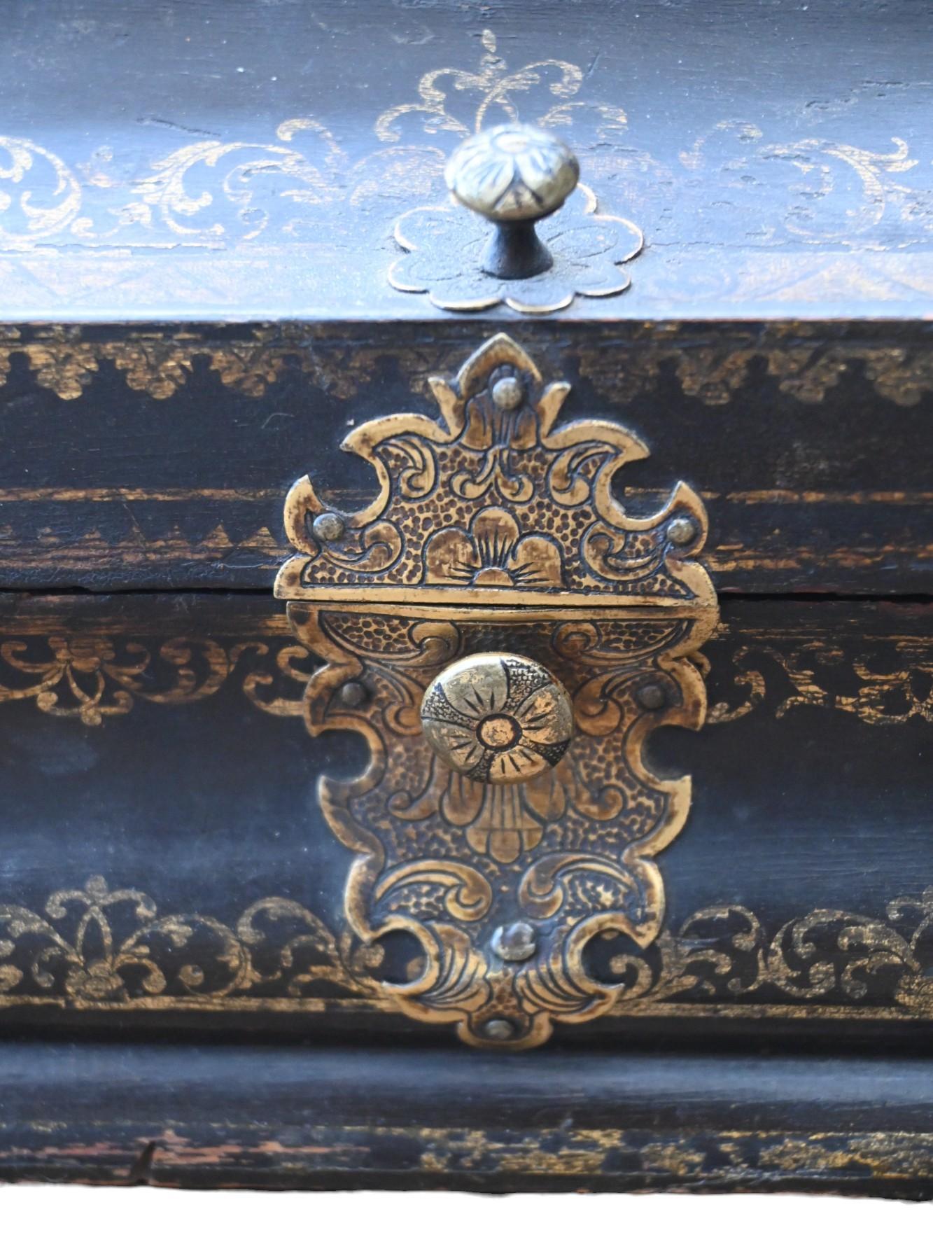 Boîte à couture en bois peint du 18e siècle Bon état - En vente à Bilzen, BE