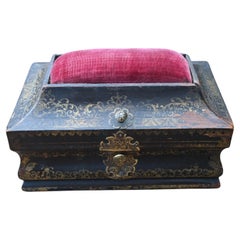 Costurero de madera pintada del siglo XVIII