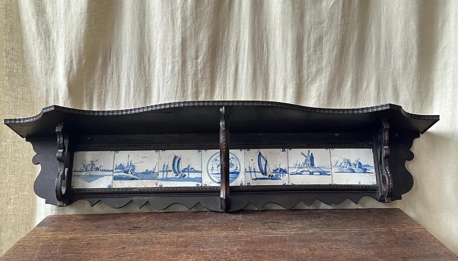 18th Century Painted Wooden Shelf With Delft Tiles In Good Condition For Sale In London, England