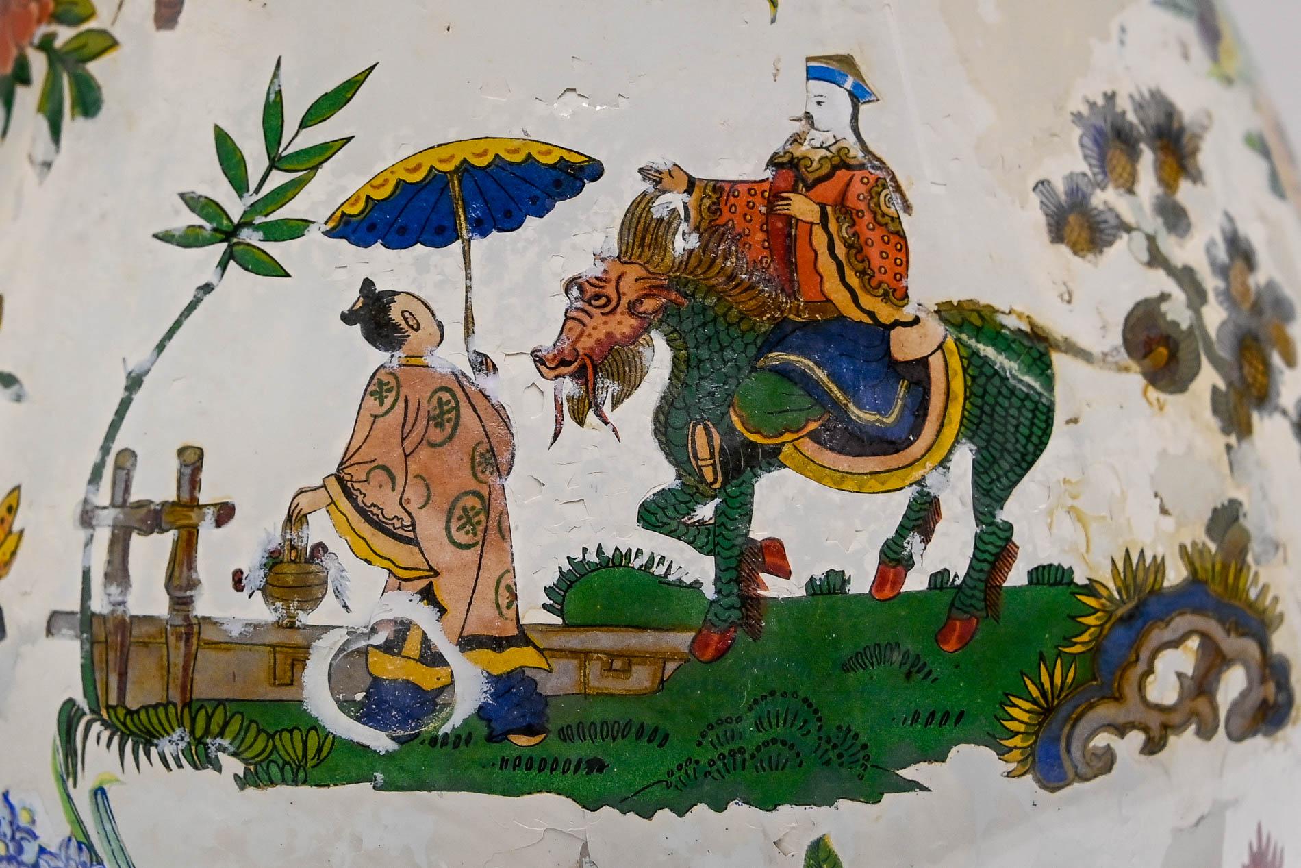 Une paire rare de vases en verre decalcomania du Piemonte Italie 18ème siècle.
Peint en polychrome avec des applications en Arte Povera avec des motifs floraux et chinois.
La synomanie qui s'est répandue tout au long du XVIIIe siècle a influencé