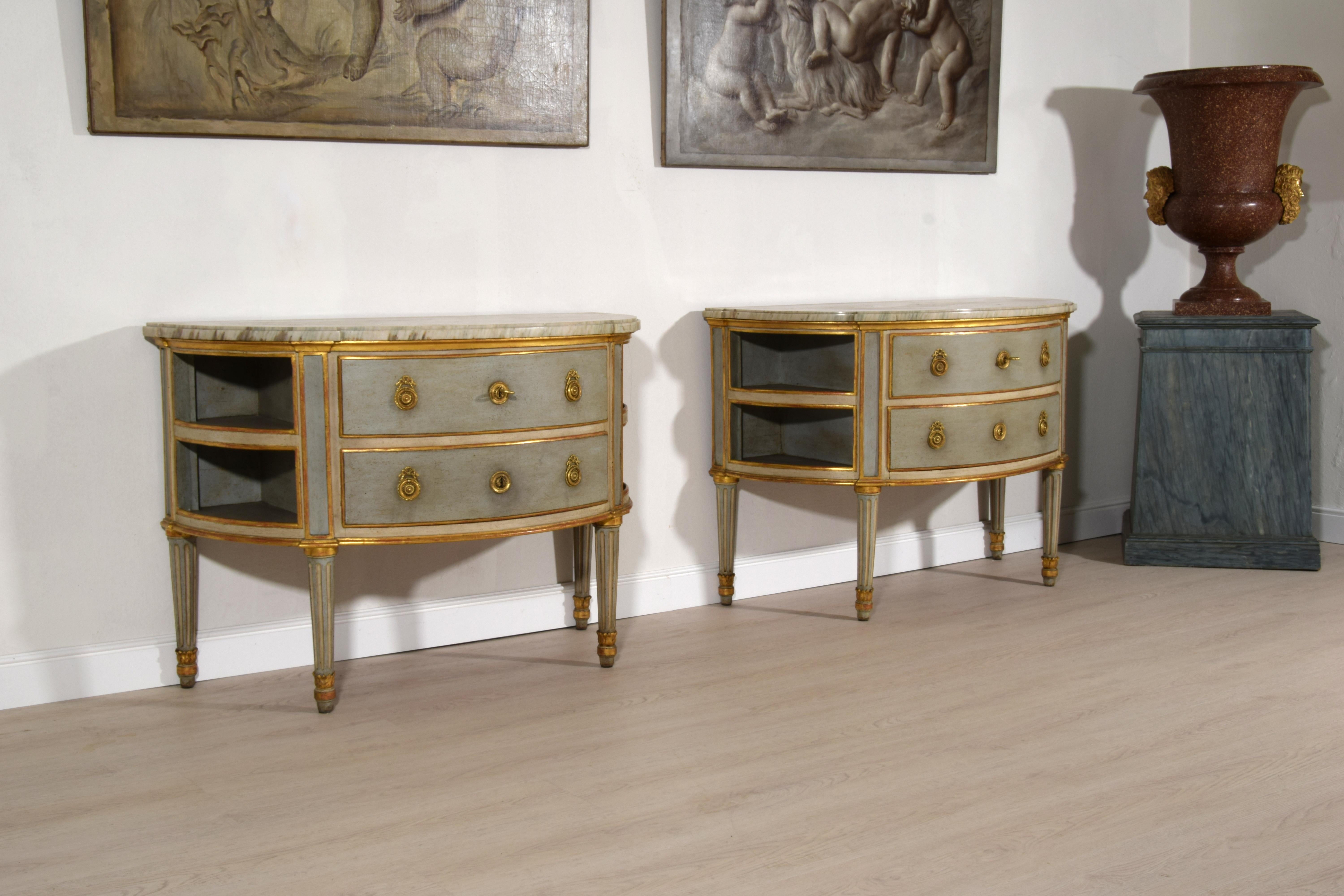 Paar neoklassizistische italienische Demi-Lune-Kommoden aus lackiertem Holz, 18. Jahrhundert im Angebot 6