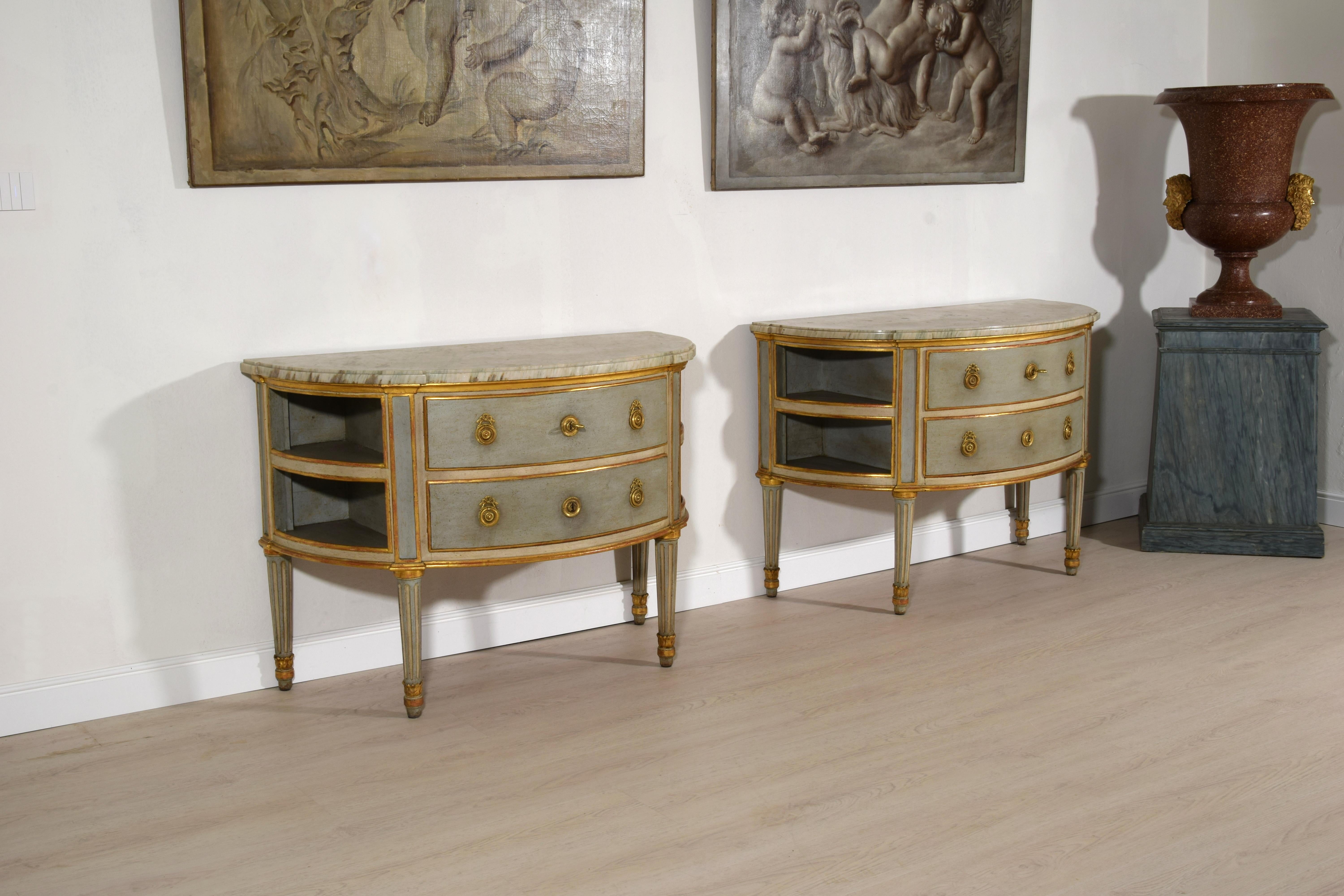 Paar neoklassizistische italienische Demi-Lune-Kommoden aus lackiertem Holz, 18. Jahrhundert im Angebot 14