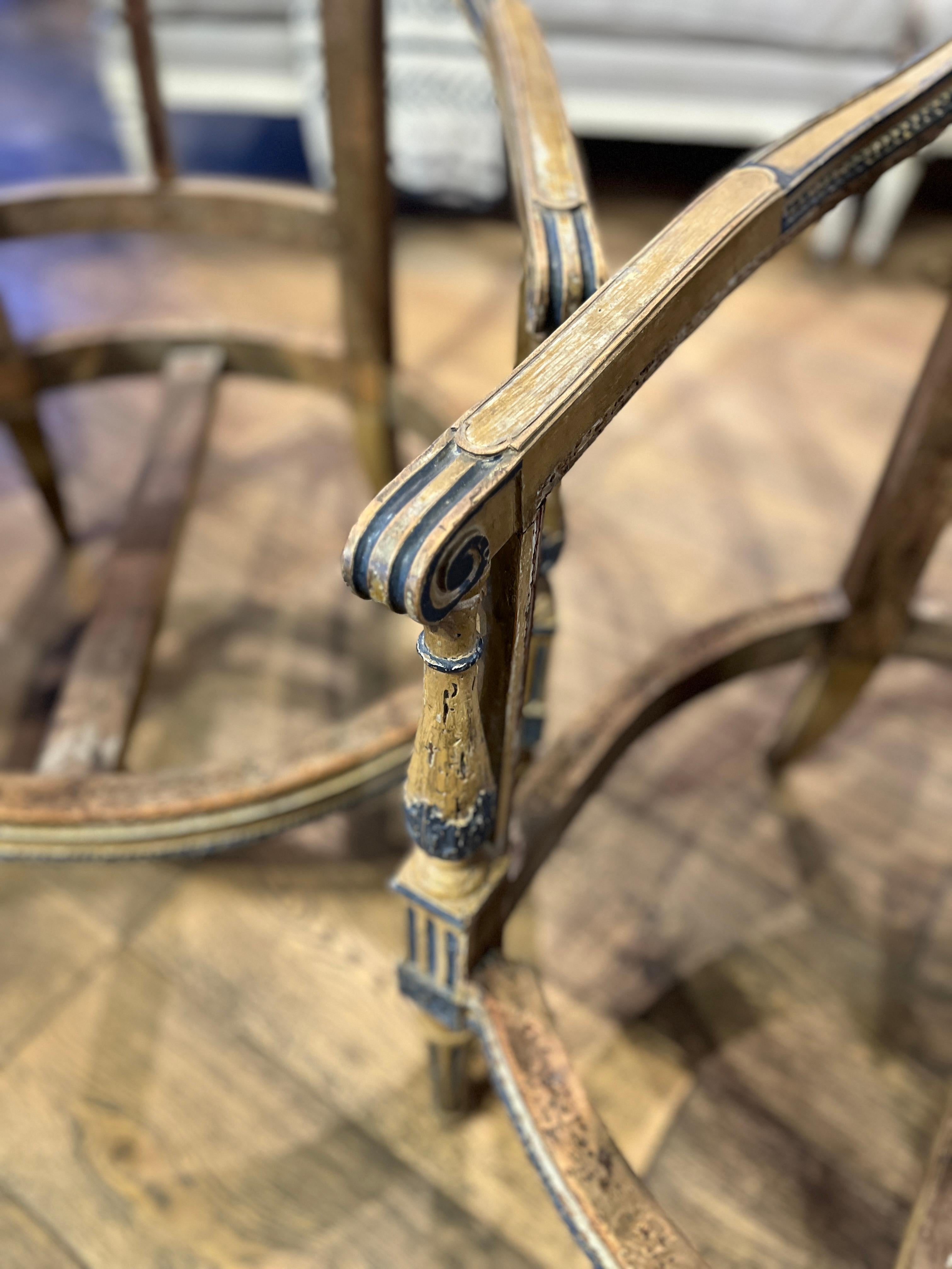 Coppia di bergeres Directoire del XVIII secolo con colonne staccate 
Coppia unica acquistata in Francia. Usura appropriata all'età, vedi foto dettagliate o scrivici per qualsiasi domanda. 