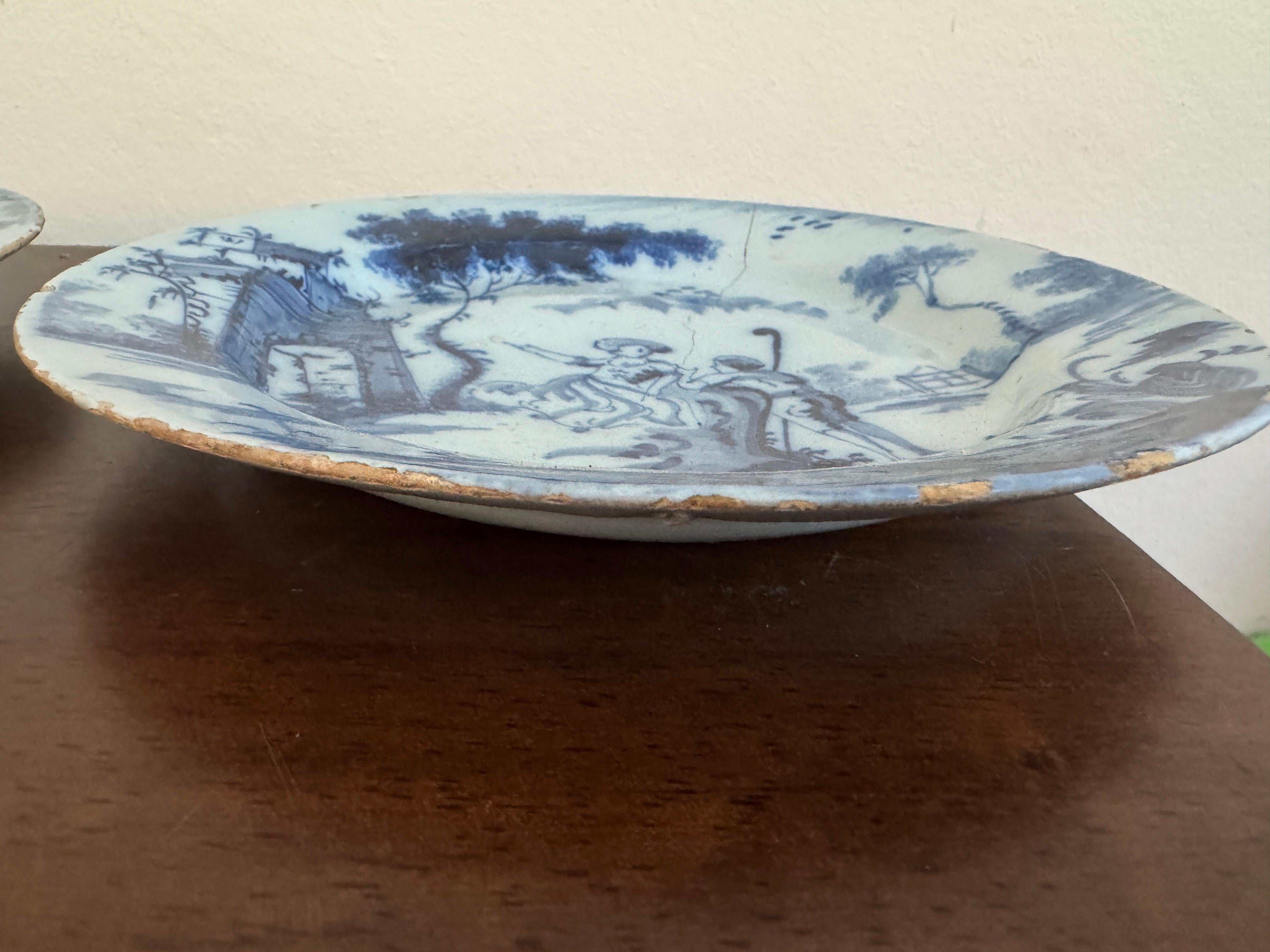 Pareja de platos ingleses de Delft azules y blancos del siglo XVIII en venta 3