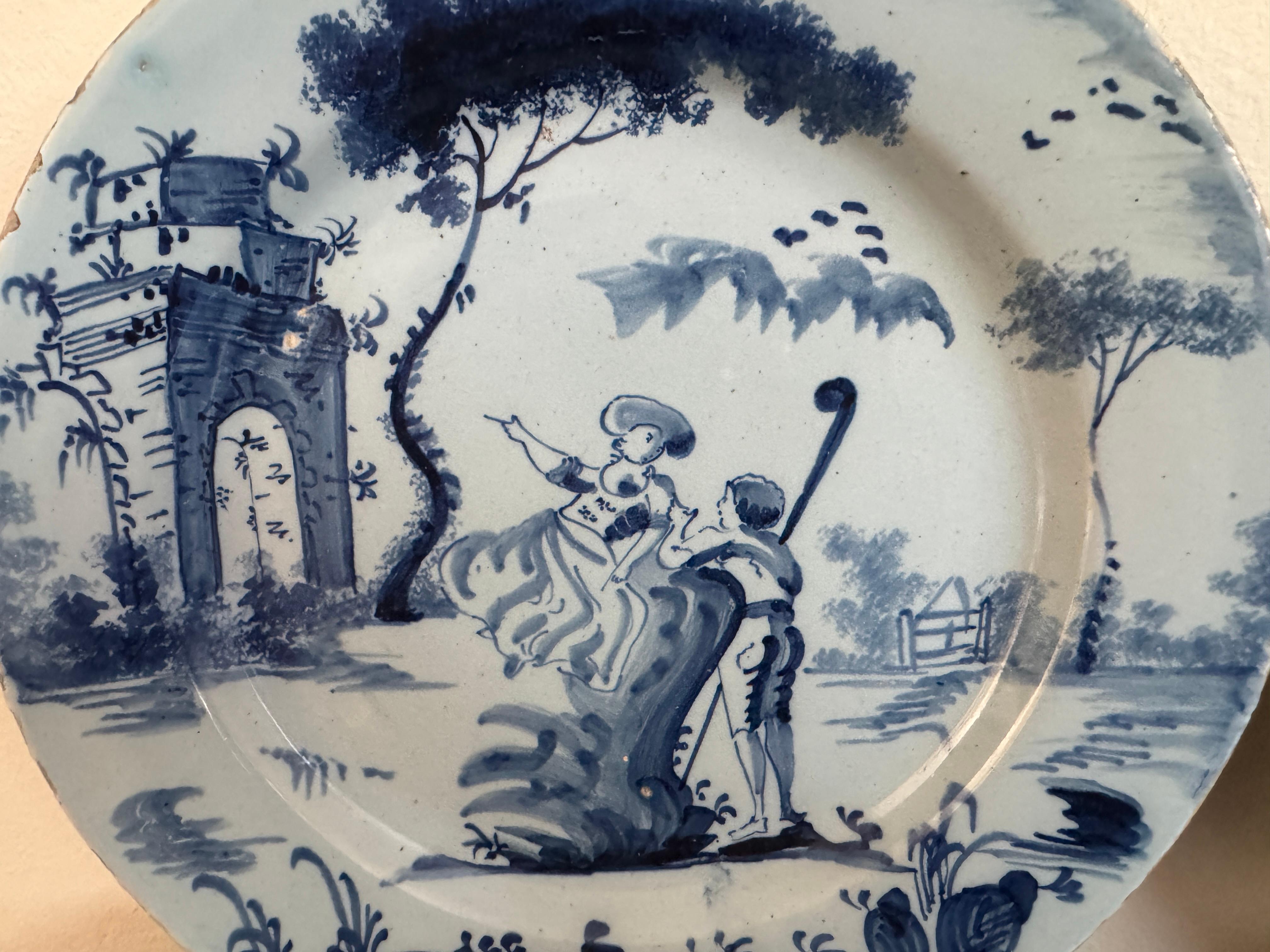 Pareja de platos ingleses de Delft azules y blancos del siglo XVIII Neoclásico en venta